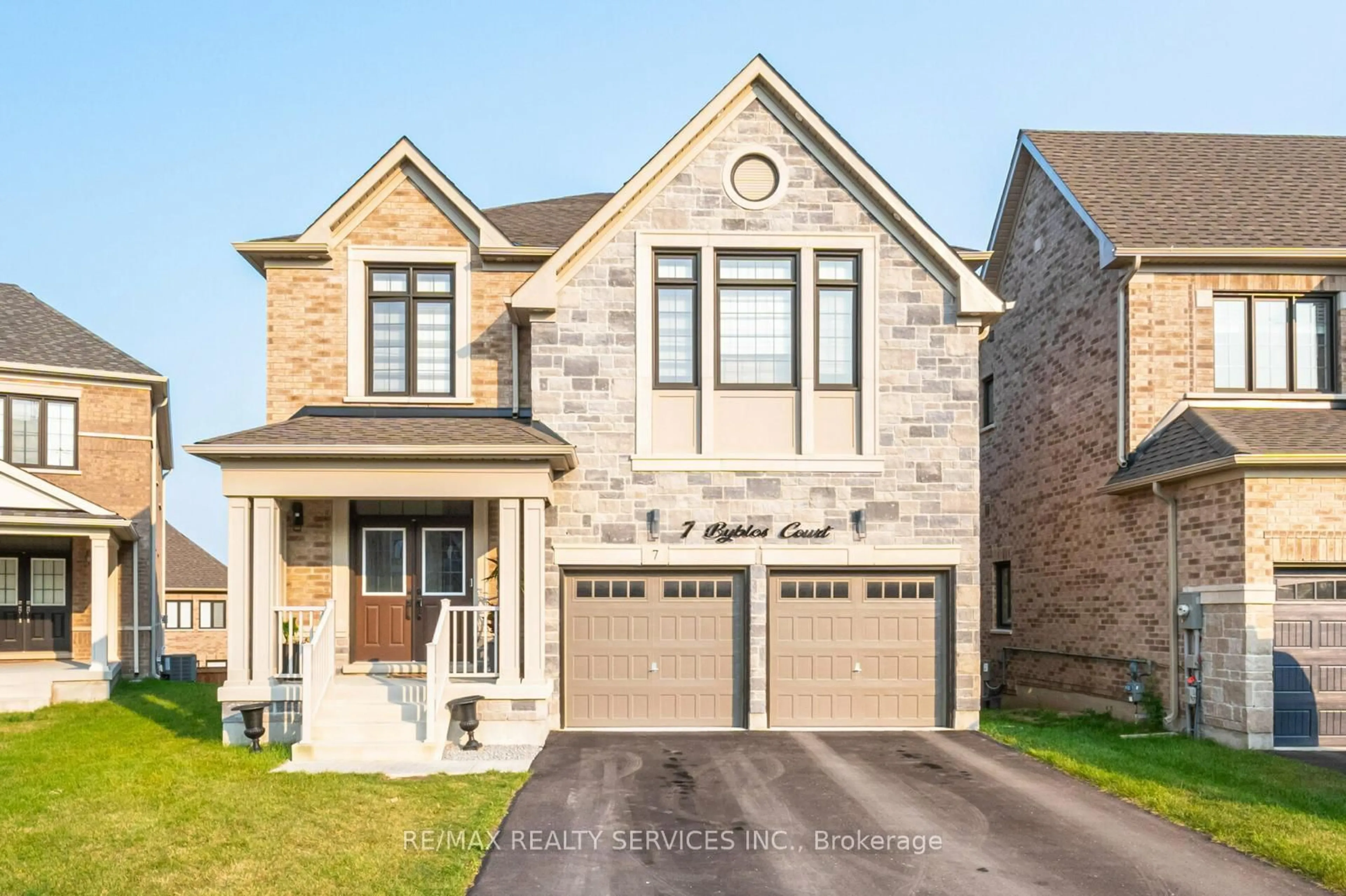 Home with brick exterior material, street for 7 Byblos Crt, East Gwillimbury Ontario L6N 0T3