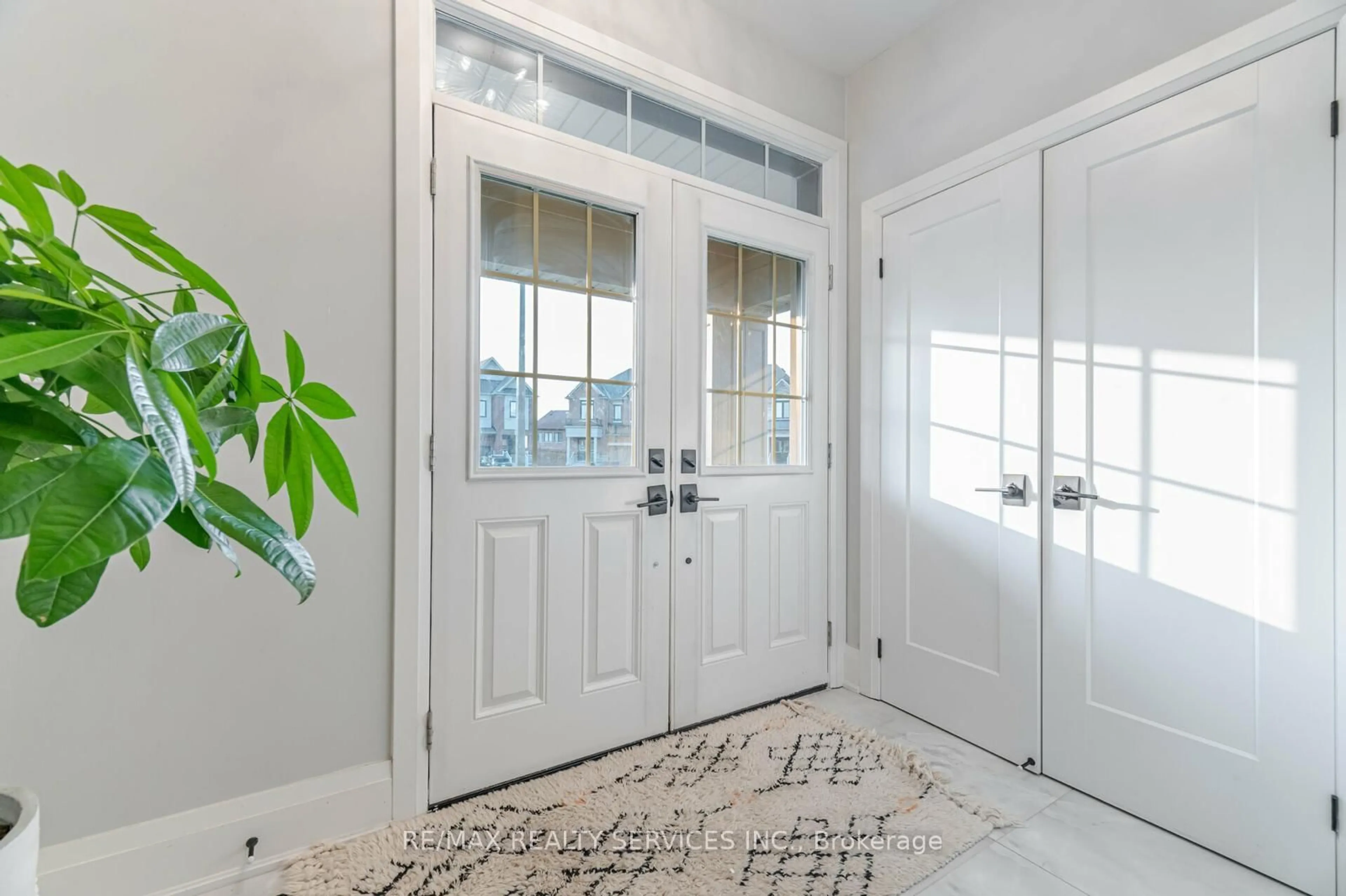 Indoor entryway for 7 Byblos Crt, East Gwillimbury Ontario L6N 0T3