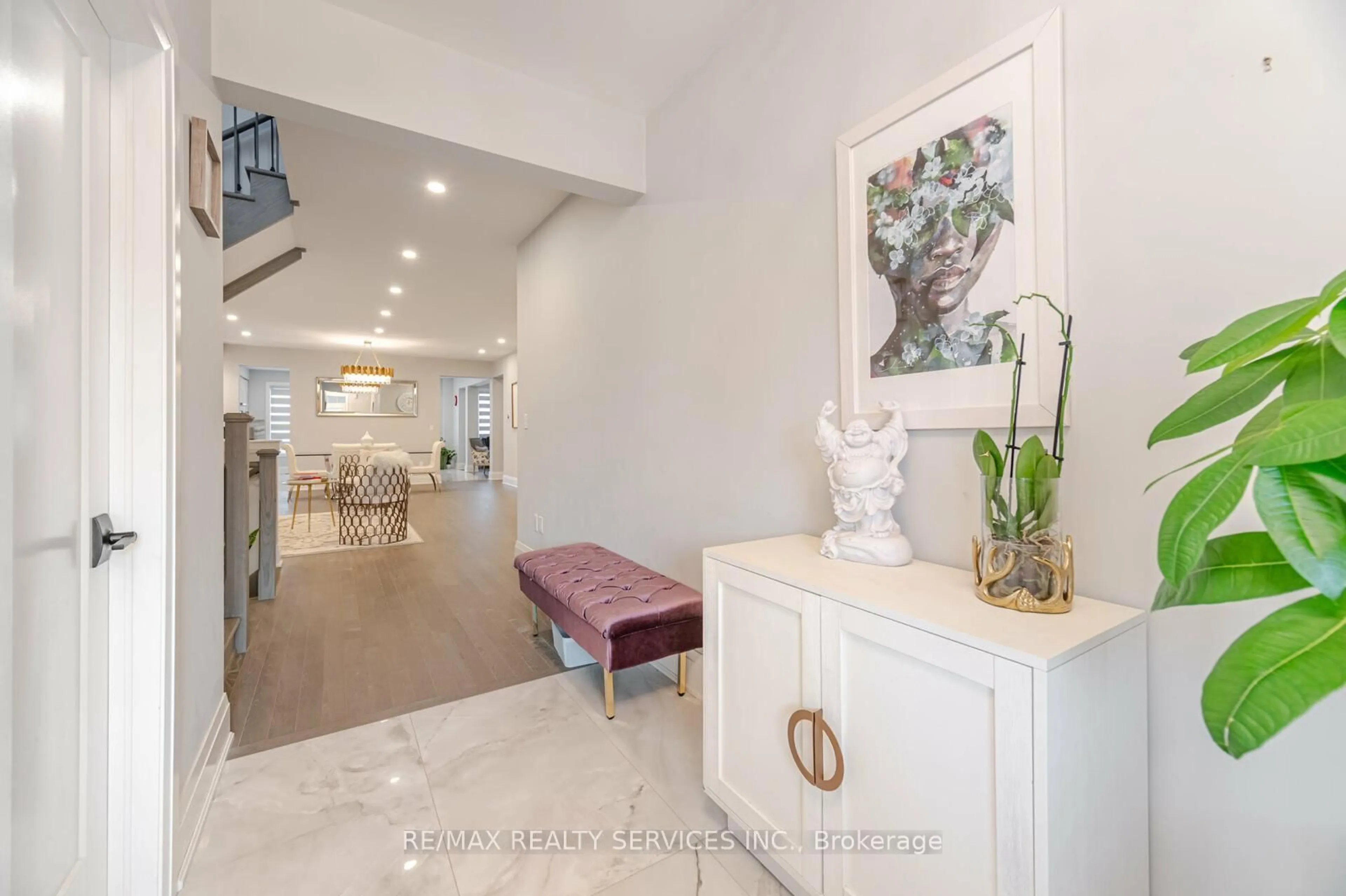 Indoor entryway for 7 Byblos Crt, East Gwillimbury Ontario L6N 0T3