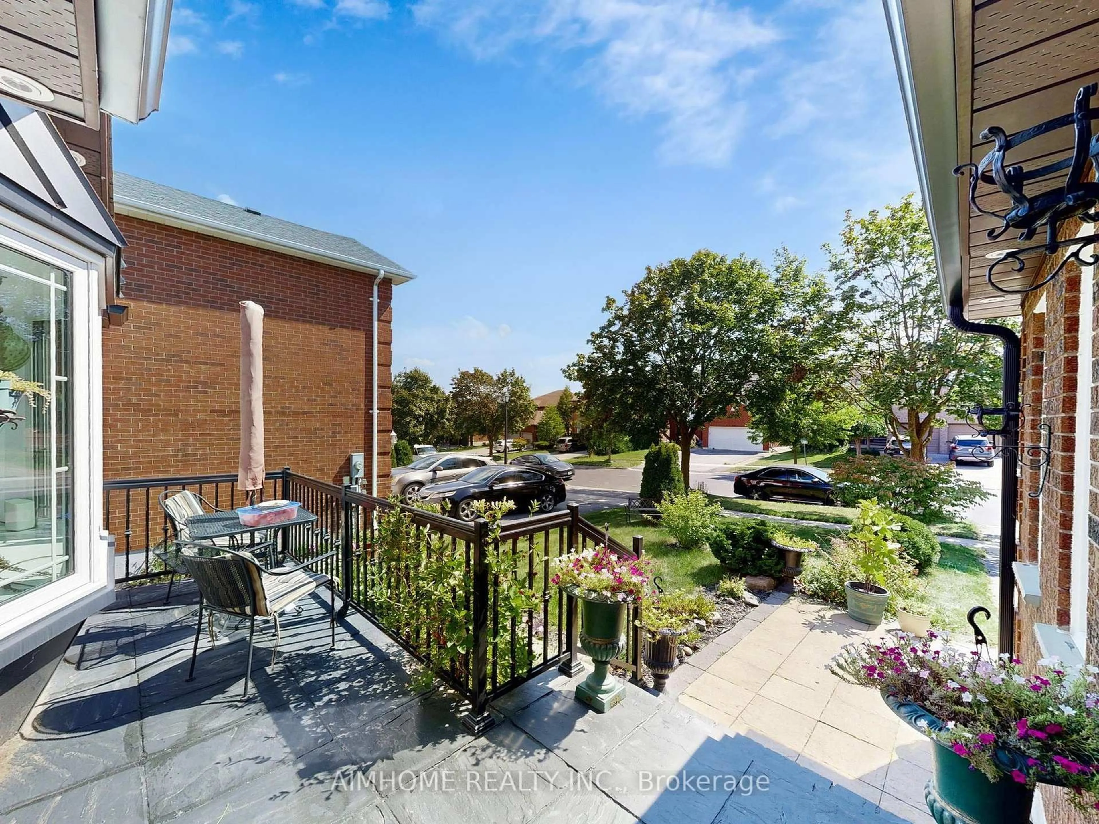 Patio, street for 342 Savage Rd, Newmarket Ontario L3X 1S4