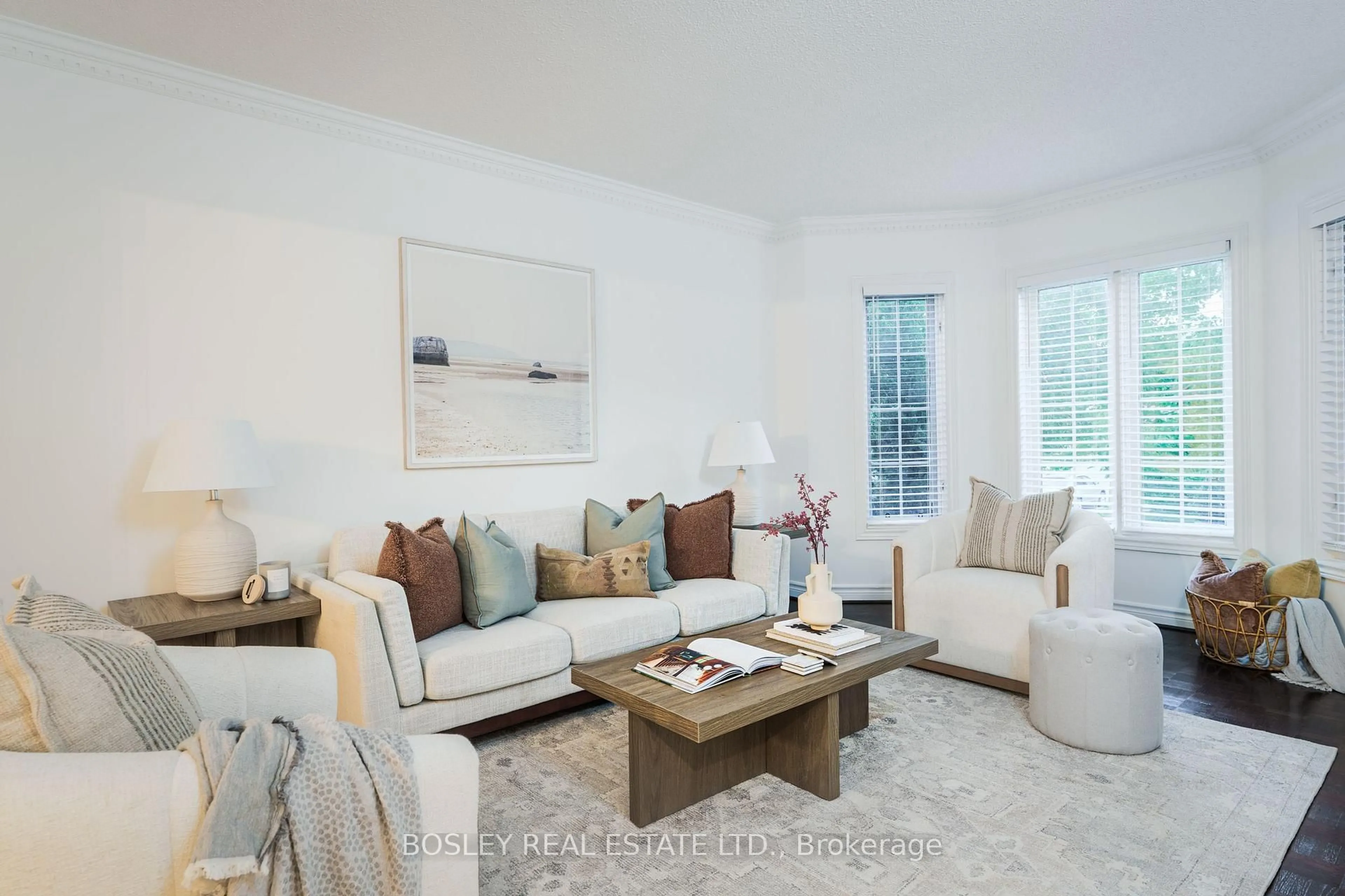 Living room with furniture, unknown for 82 Woodstone Ave, Richmond Hill Ontario L4S 1G8