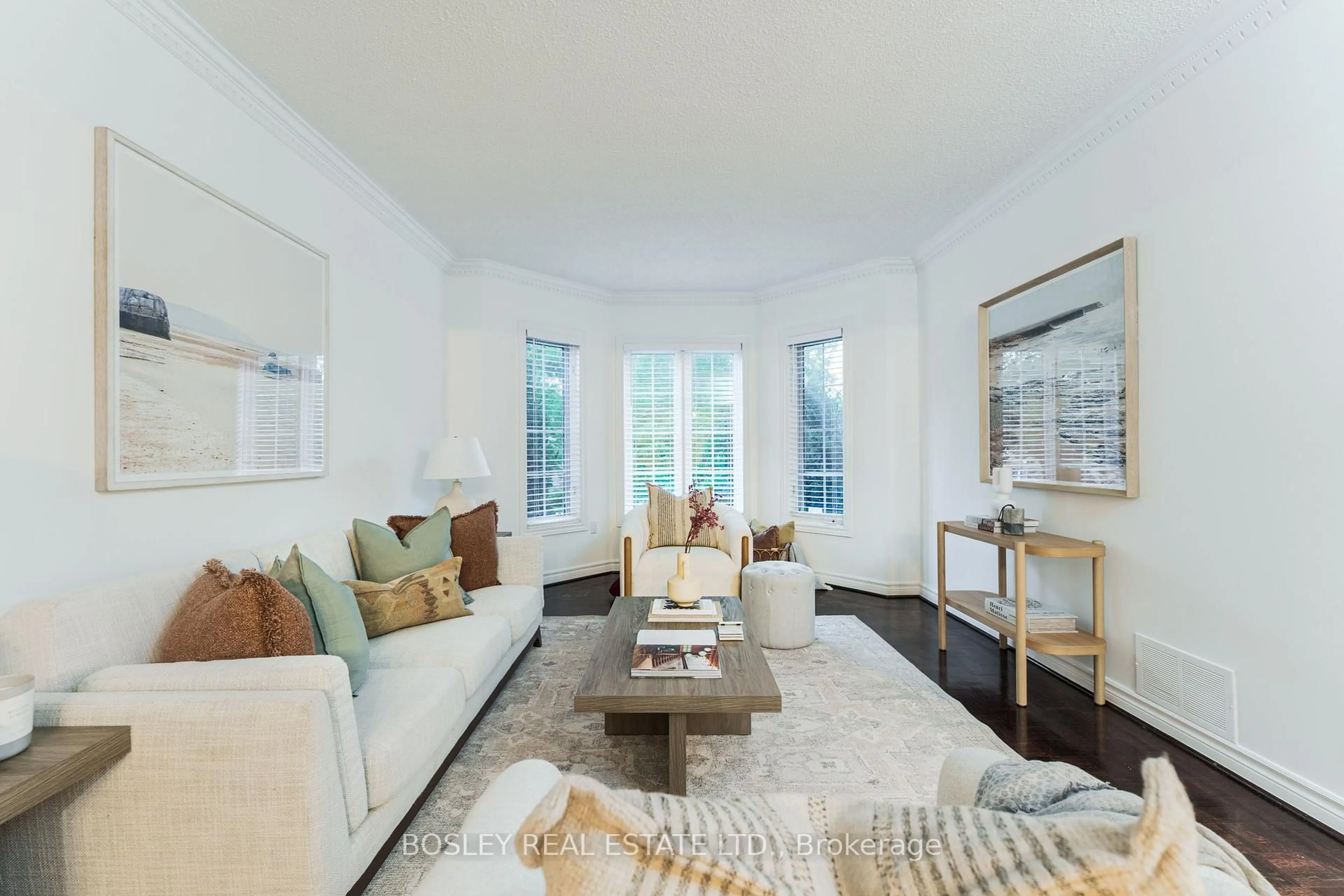 Living room with furniture, unknown for 82 Woodstone Ave, Richmond Hill Ontario L4S 1G8