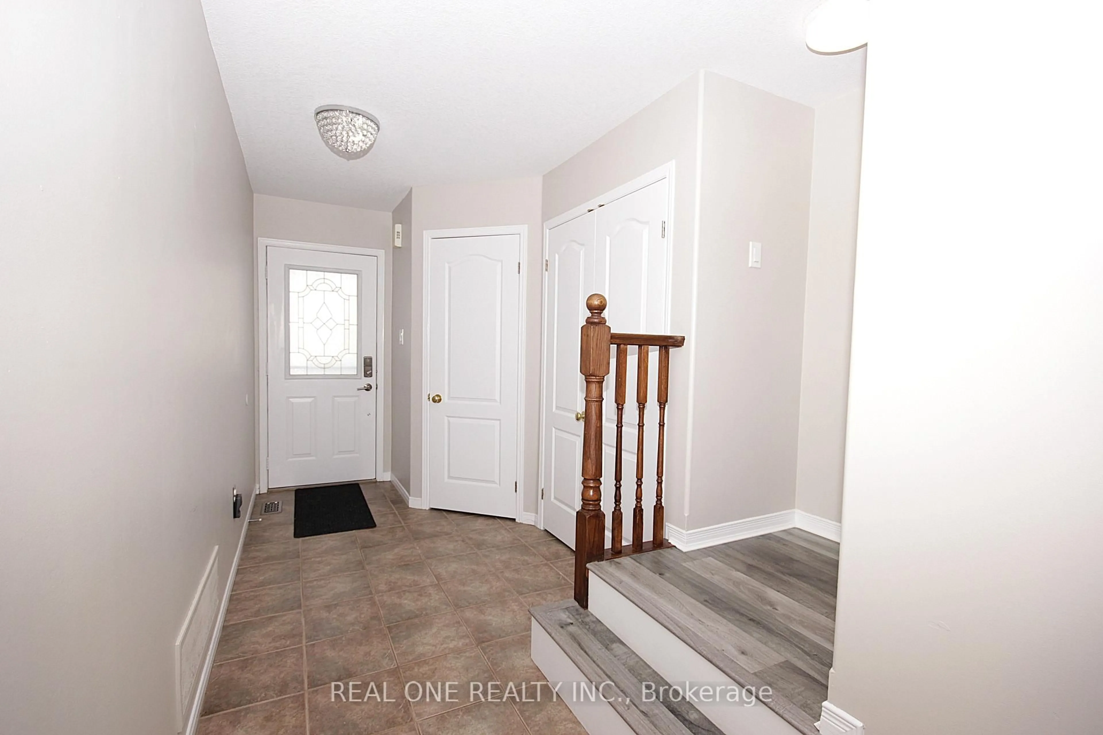 Indoor entryway for 43 Shephard Ave, New Tecumseth Ontario L9R 1J7