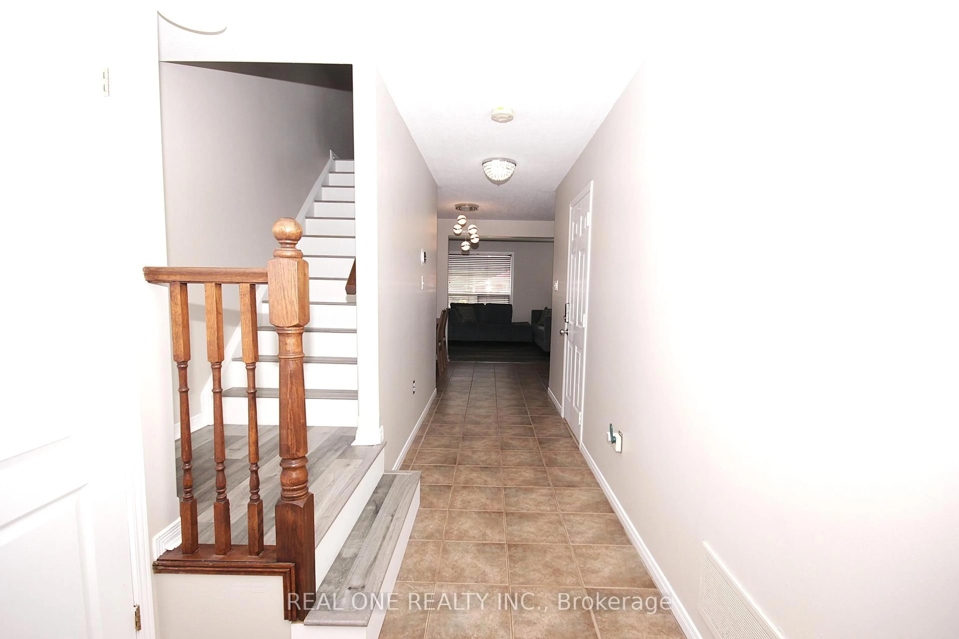 Indoor entryway for 43 Shephard Ave, New Tecumseth Ontario L9R 1J7