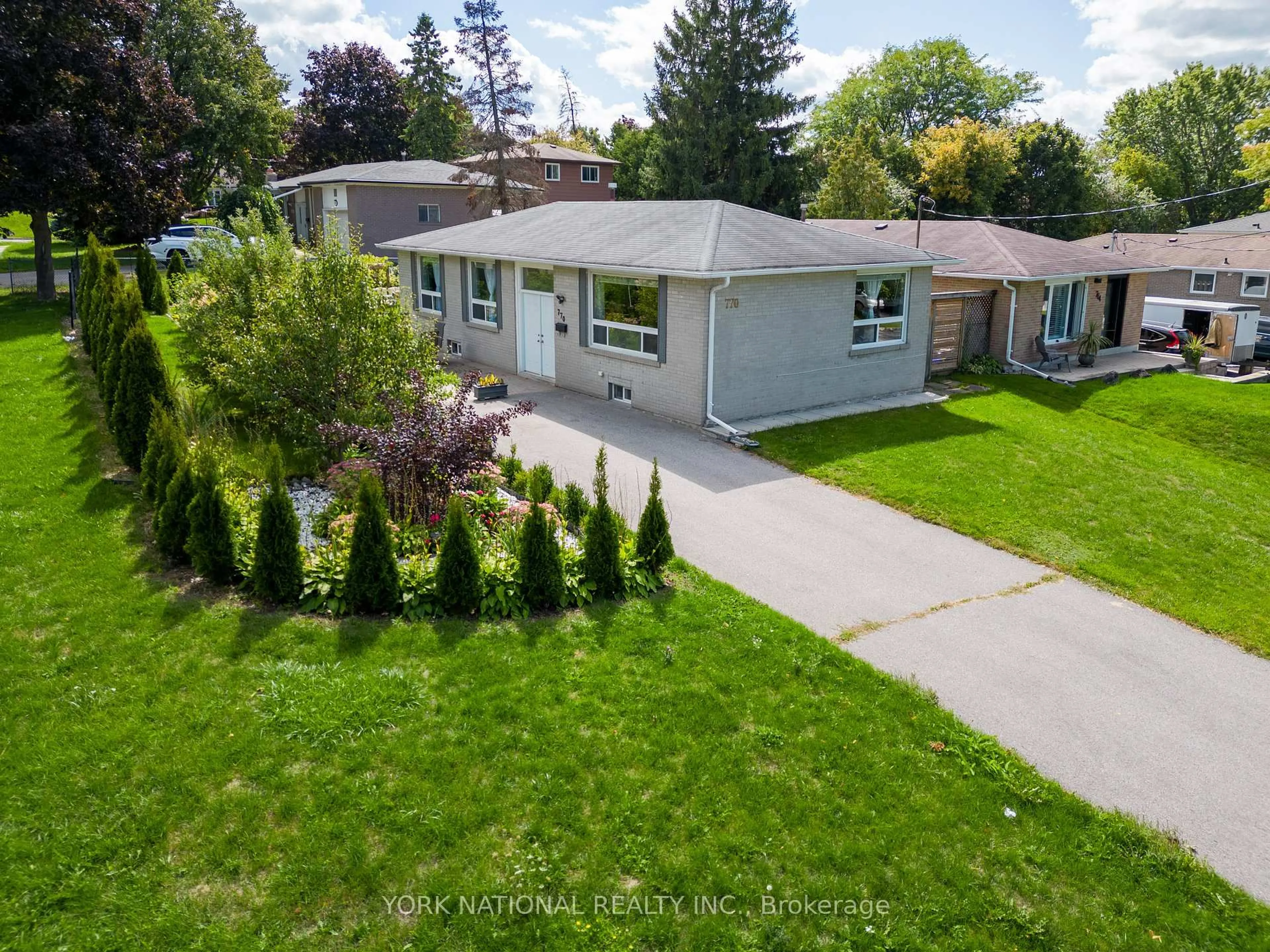 A pic from outside/outdoor area/front of a property/back of a property/a pic from drone, street for 770 Greenfield Cres, Newmarket Ontario L3Y 3B3