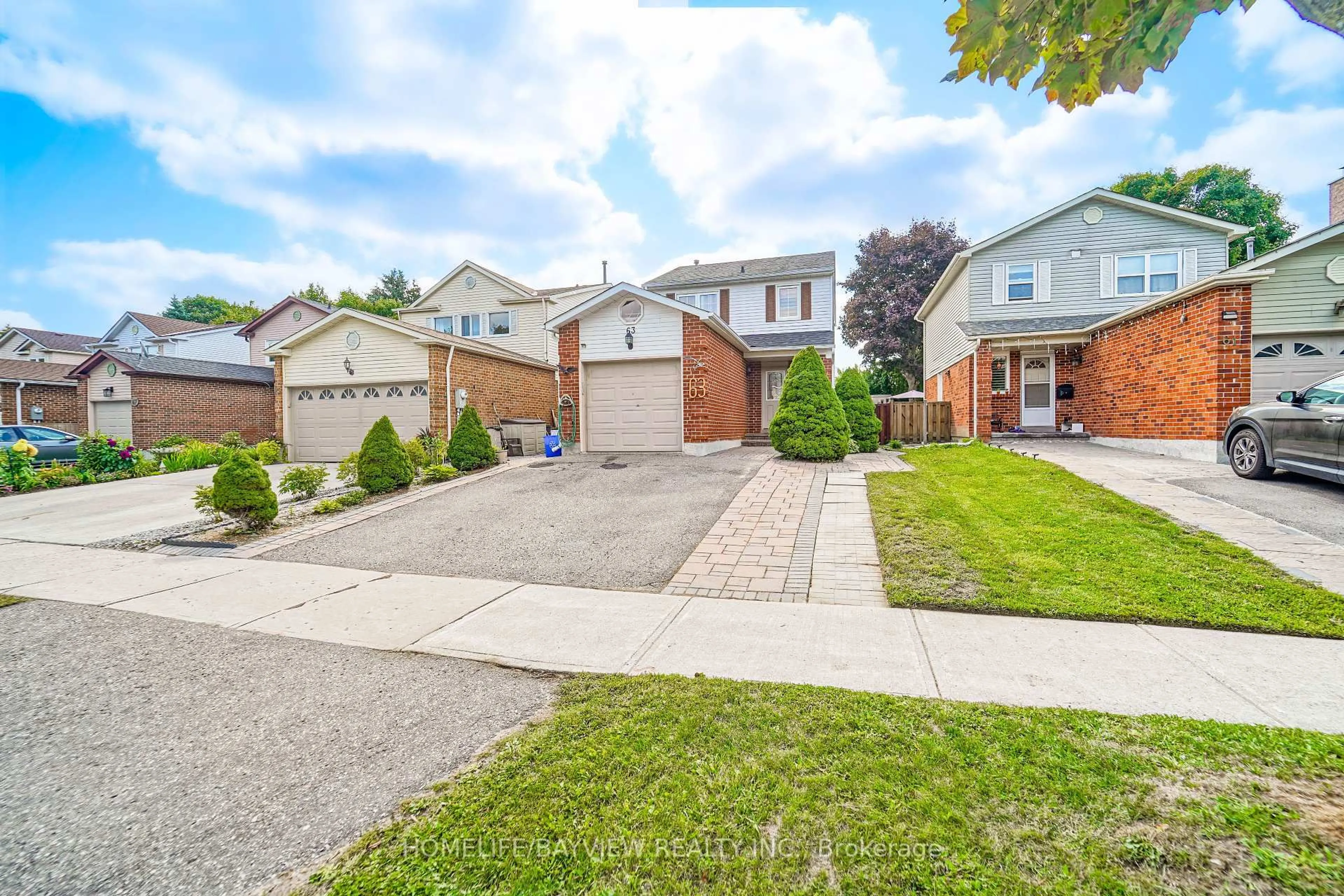 A pic from outside/outdoor area/front of a property/back of a property/a pic from drone, street for 63 Seaton Dr, Aurora Ontario L4G 3W9