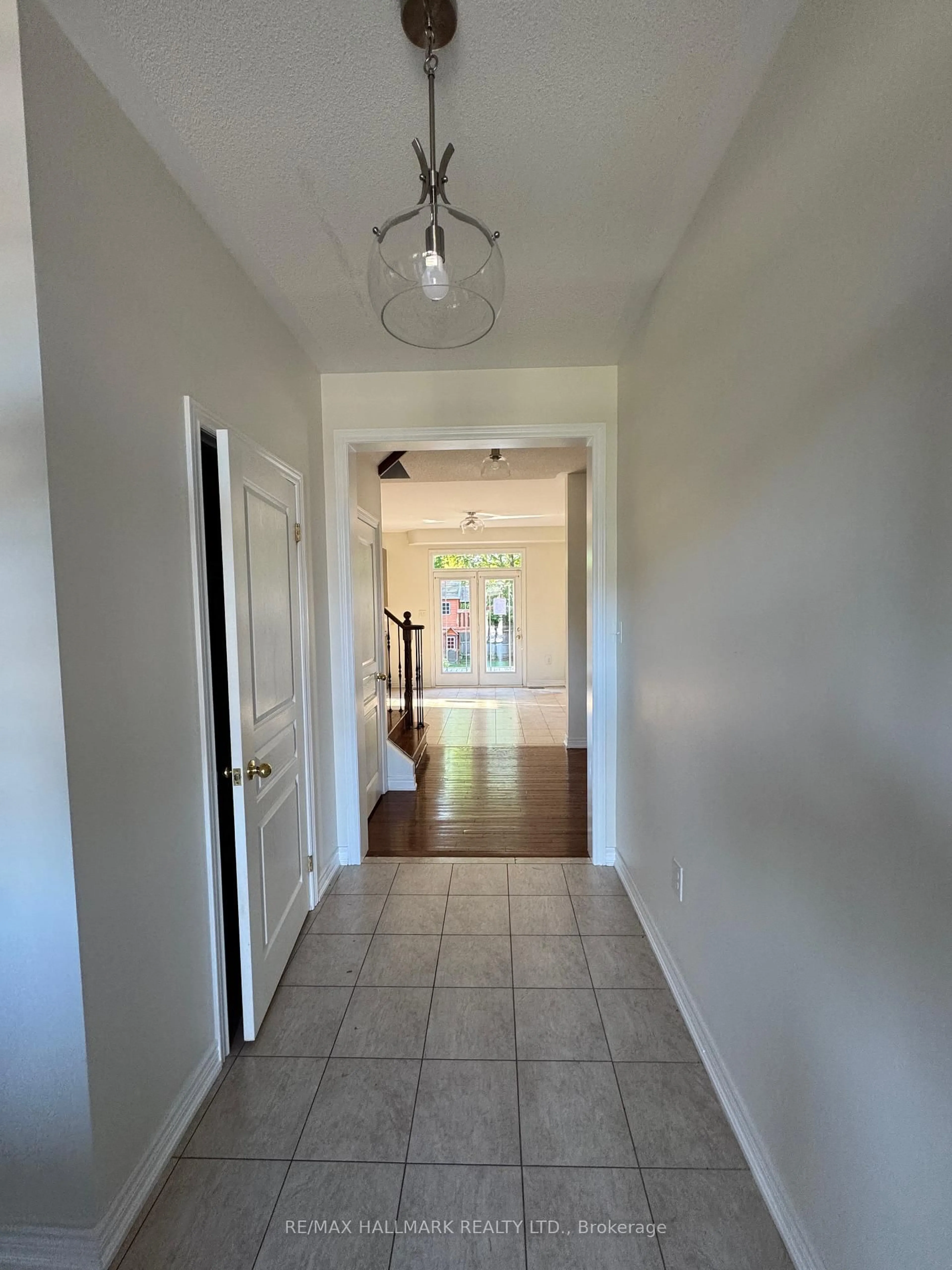 Indoor entryway for 41 Mackenzie Crt, Georgina Ontario L4P 0E1