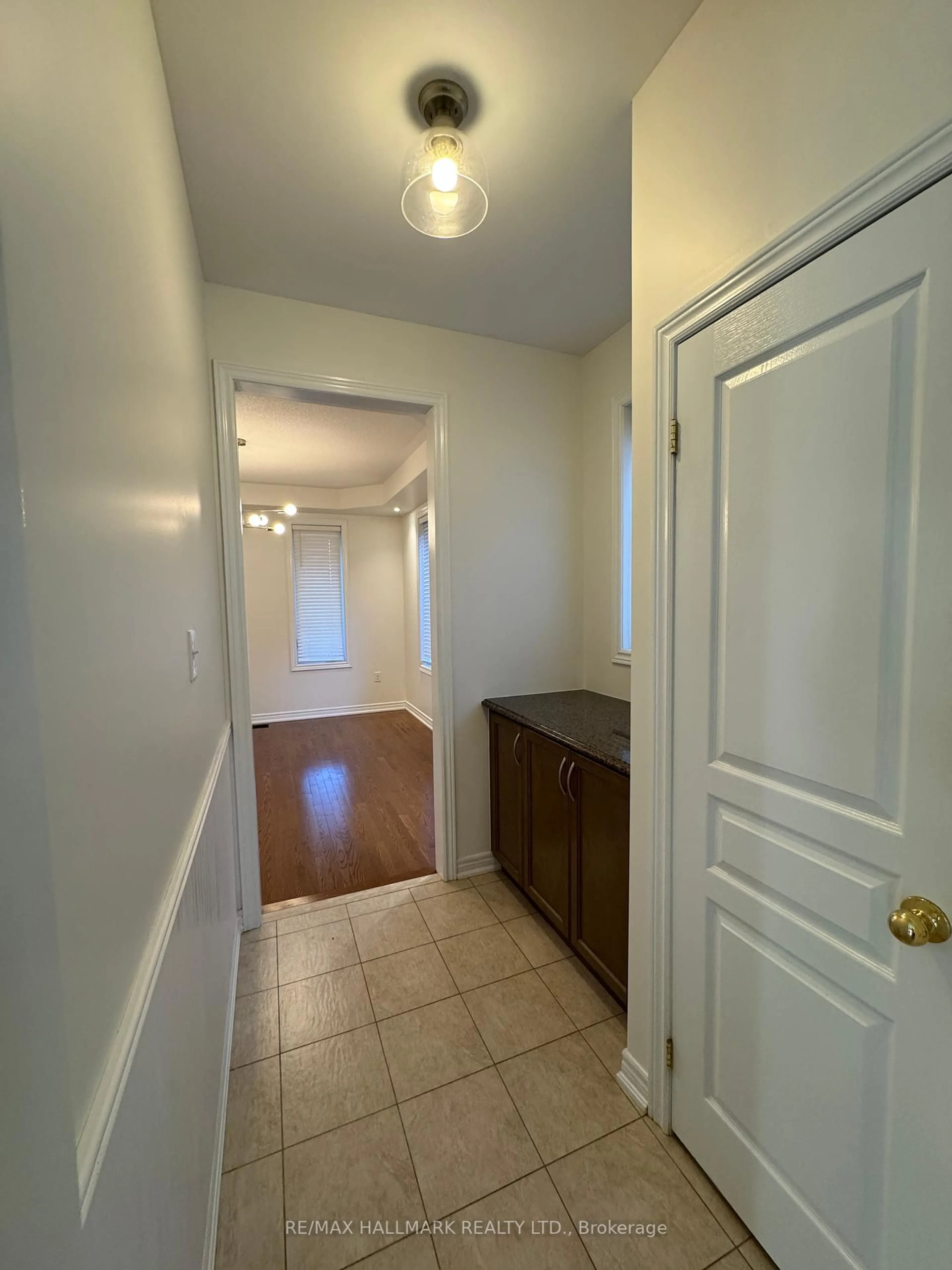 A pic of a room for 41 Mackenzie Crt, Georgina Ontario L4P 0E1