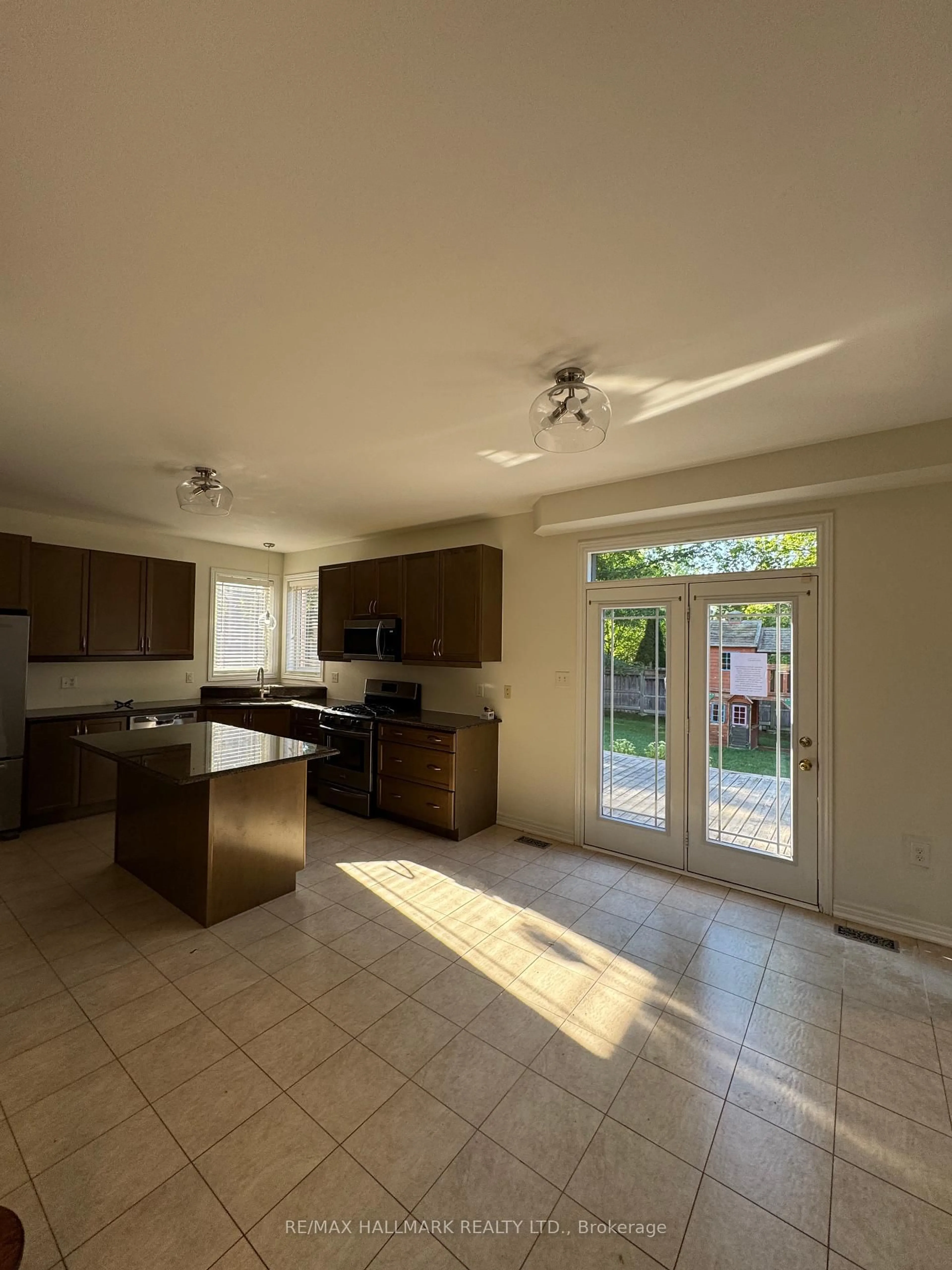 Open concept kitchen, ceramic/tile floor for 41 Mackenzie Crt, Georgina Ontario L4P 0E1