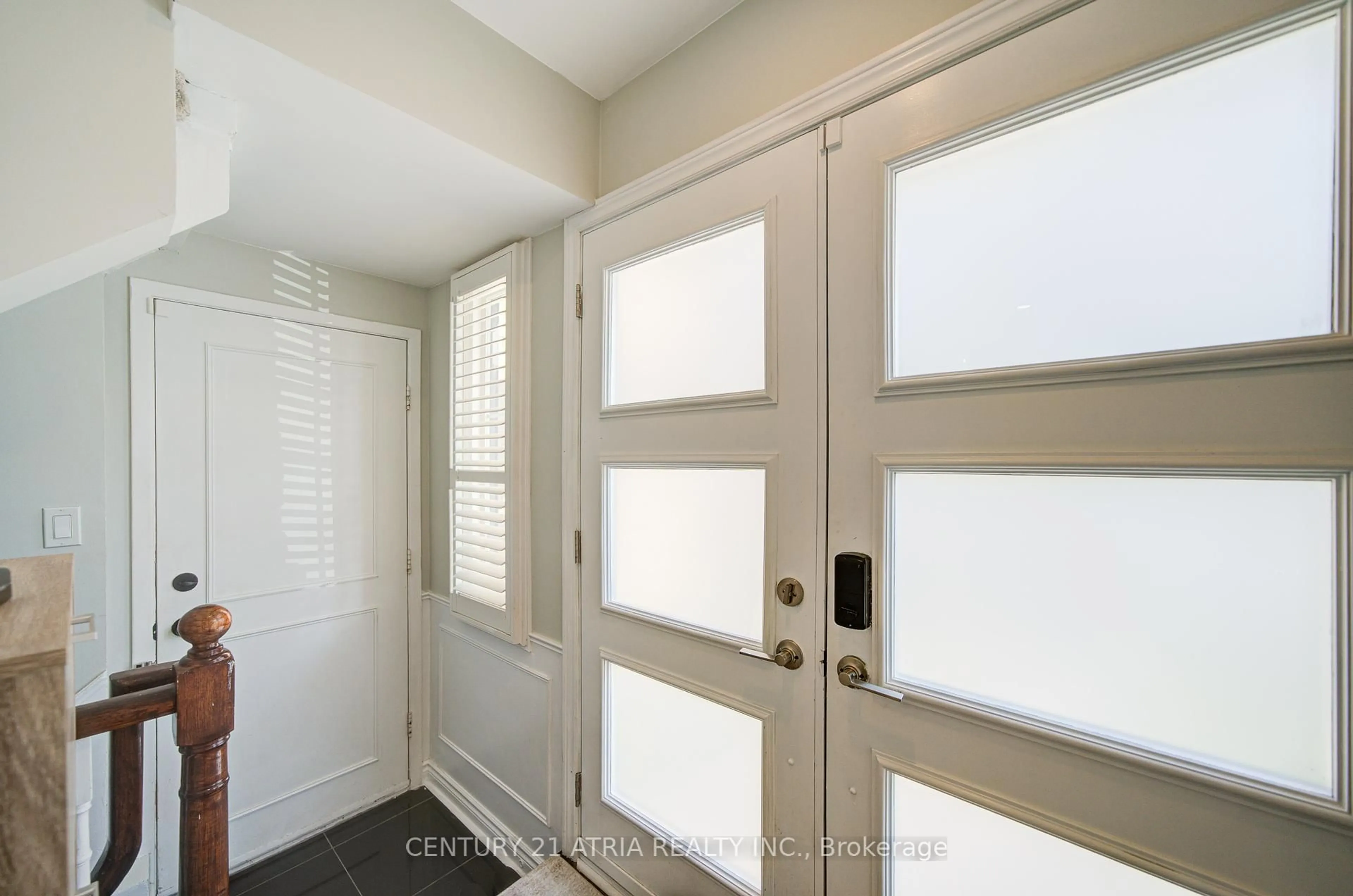 Indoor entryway for 18 Park Lane Circ, Richmond Hill Ontario L4C 6S8