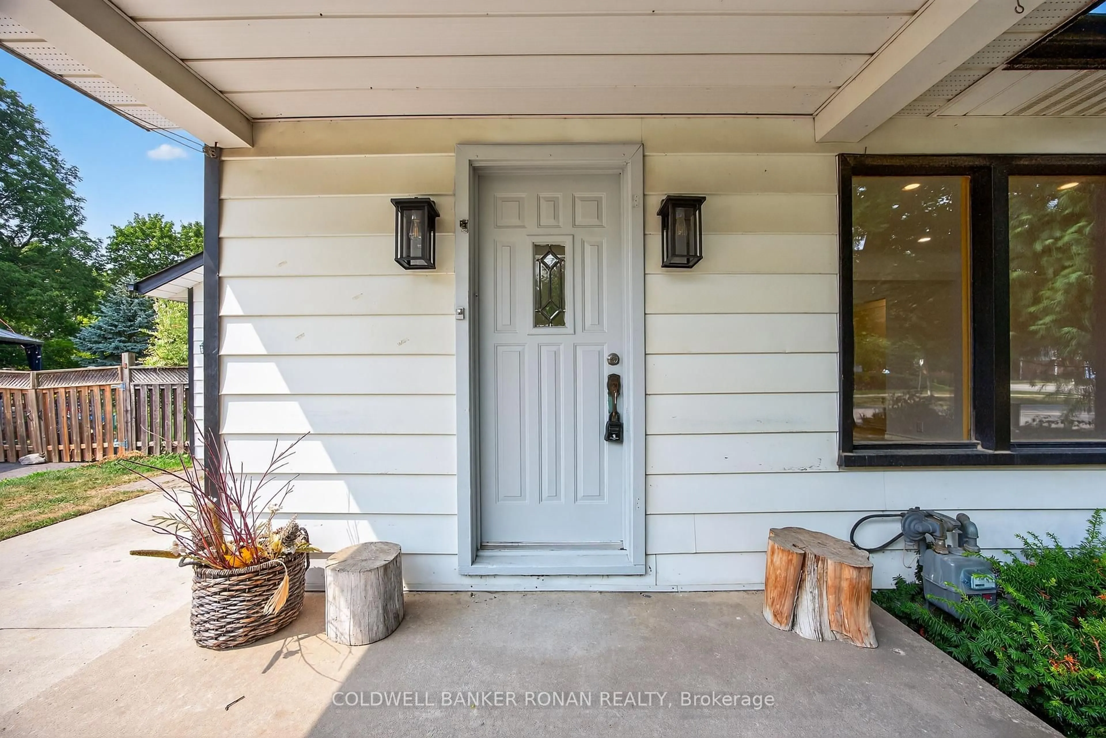Indoor entryway for 180 Wellington St, New Tecumseth Ontario L9R 1G5