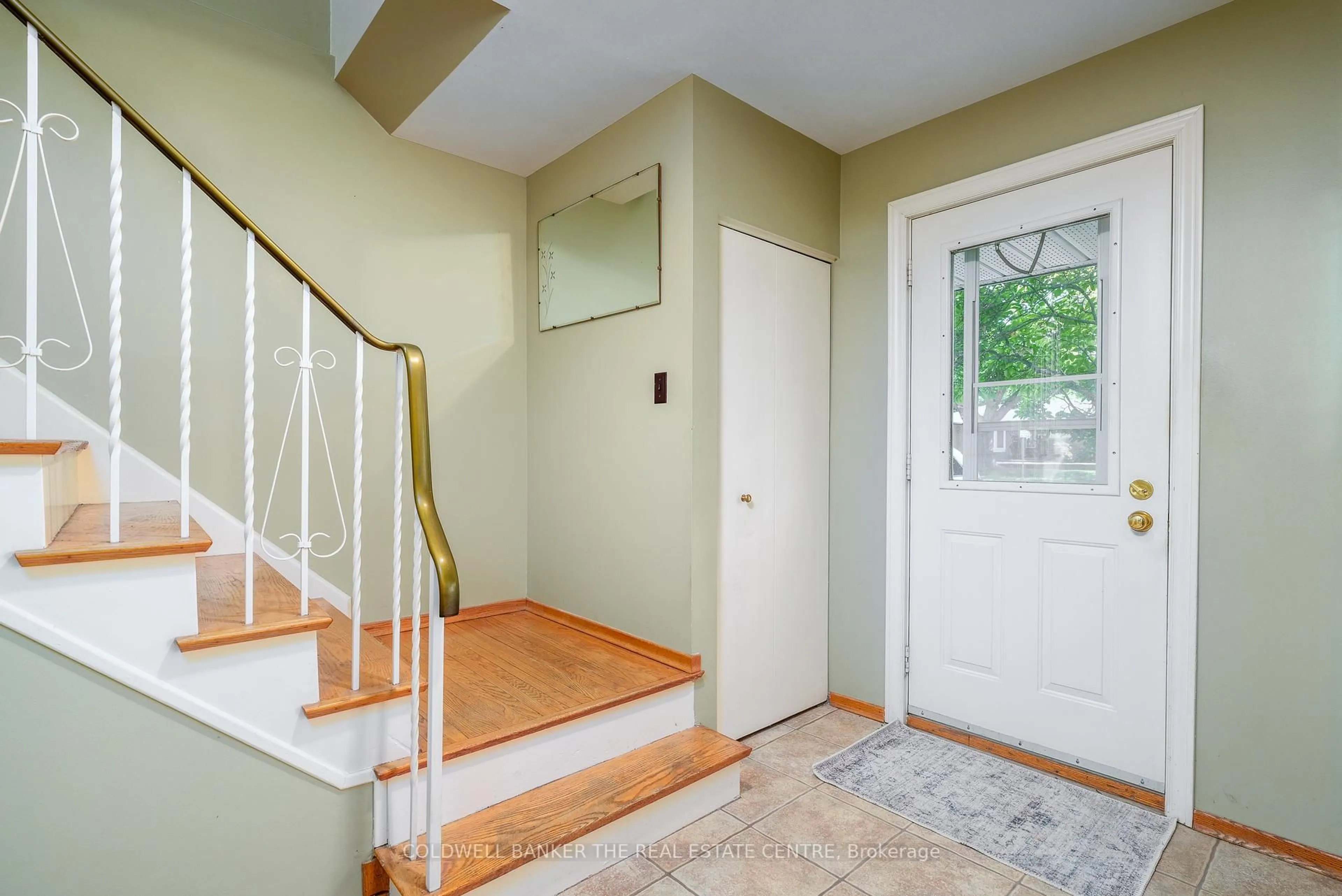 Indoor entryway for 967 Lemar Rd, Newmarket Ontario L3Y 1S2