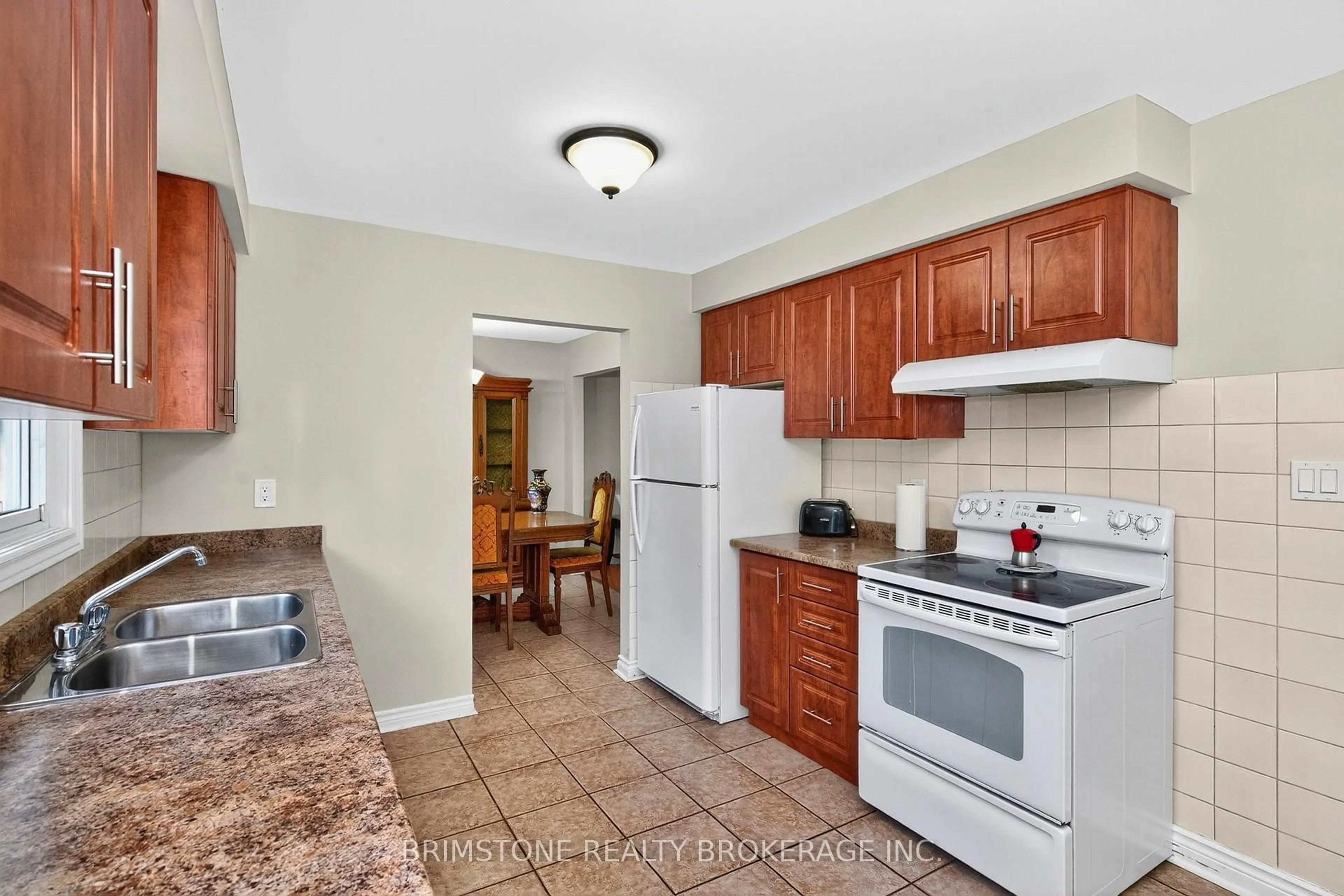 Standard kitchen, ceramic/tile floor for 16 Northgate Dr, Bradford West Gwillimbury Ontario L3Z 2H5