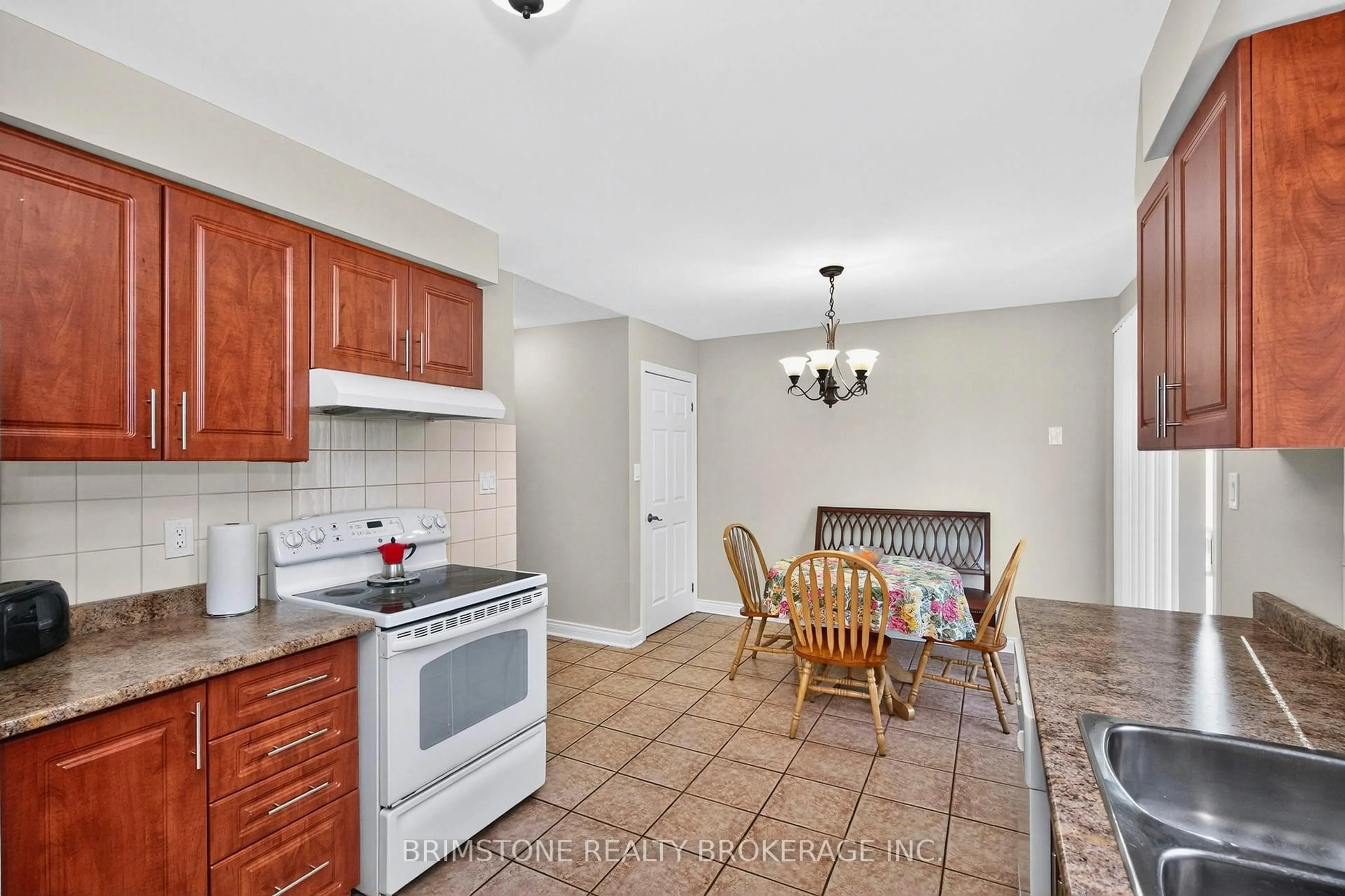 Standard kitchen, ceramic/tile floor for 16 Northgate Dr, Bradford West Gwillimbury Ontario L3Z 2H5