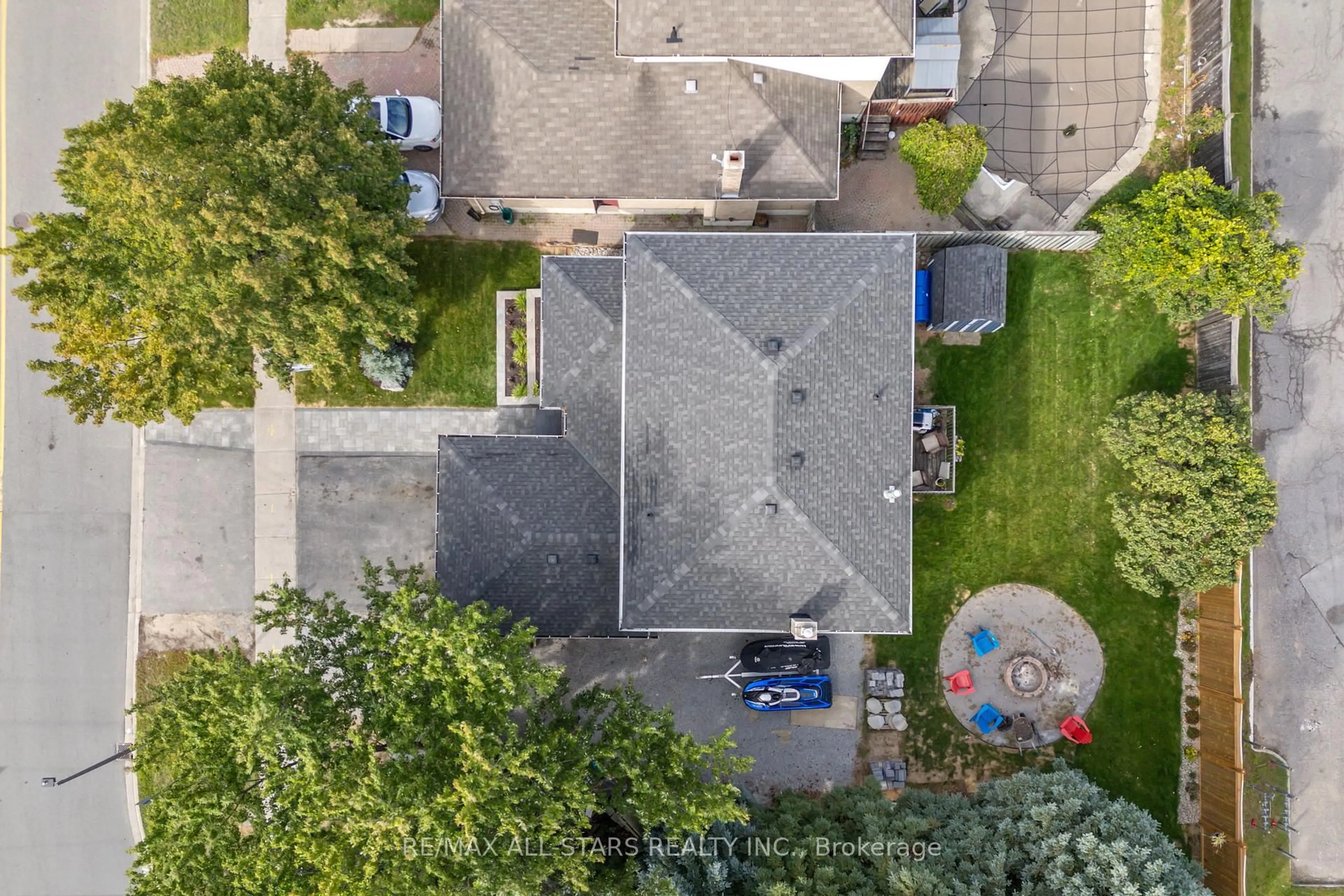 A pic from outside/outdoor area/front of a property/back of a property/a pic from drone, street for 222 Biscayne Blvd, Georgina Ontario L4P 3L8