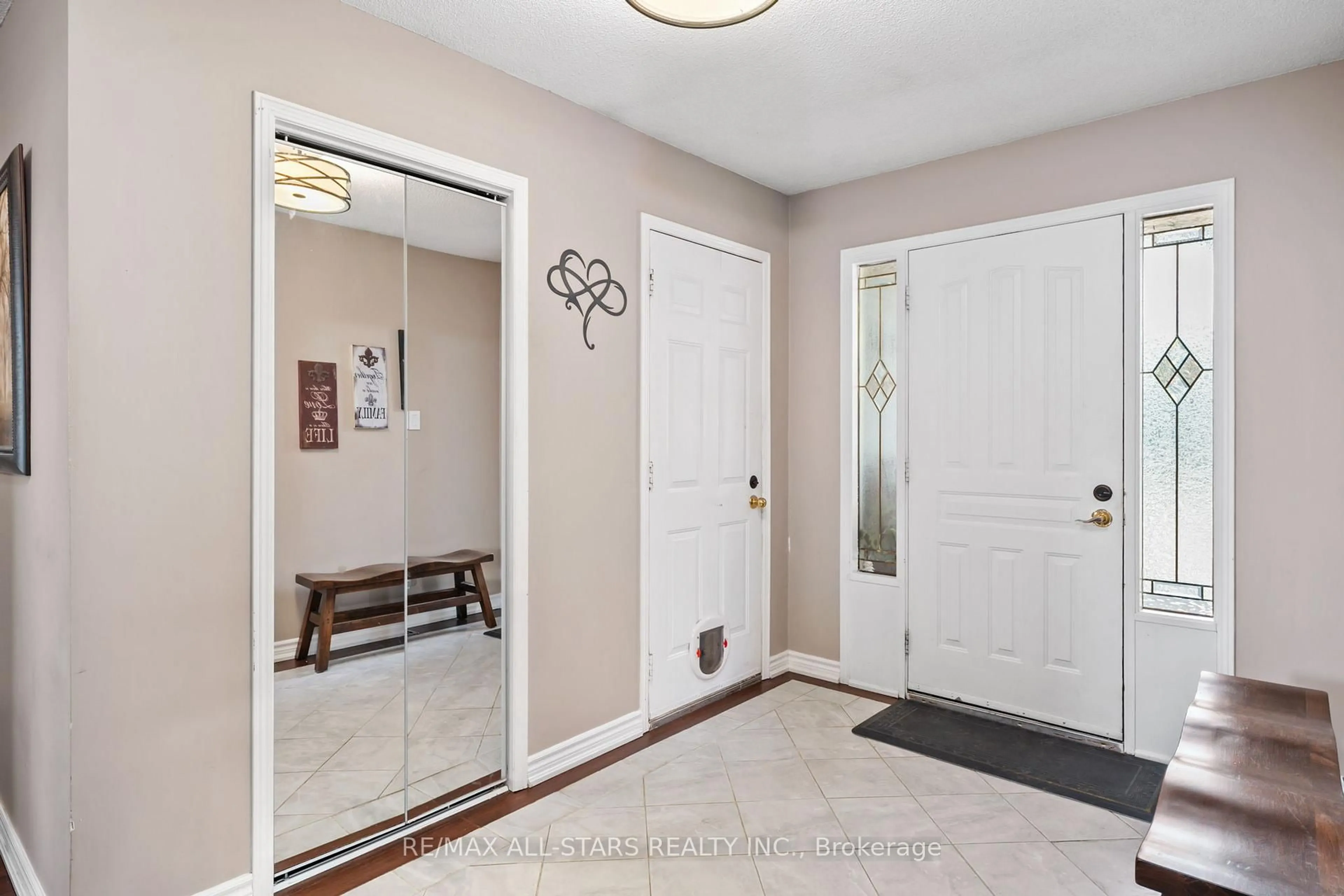 Indoor entryway for 222 Biscayne Blvd, Georgina Ontario L4P 3L8