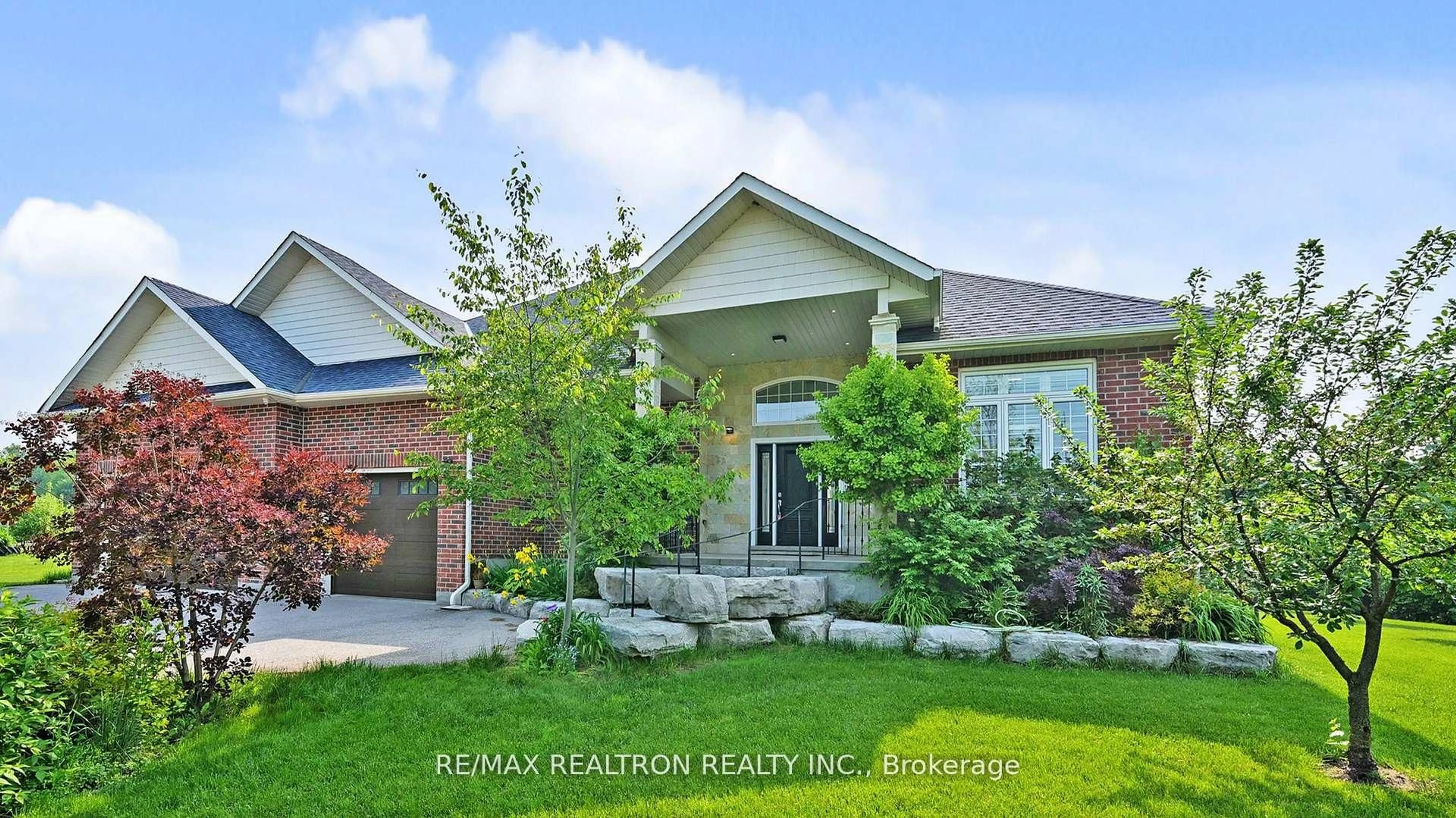Home with brick exterior material, unknown for 4 Blake St, East Gwillimbury Ontario L0E 1R0