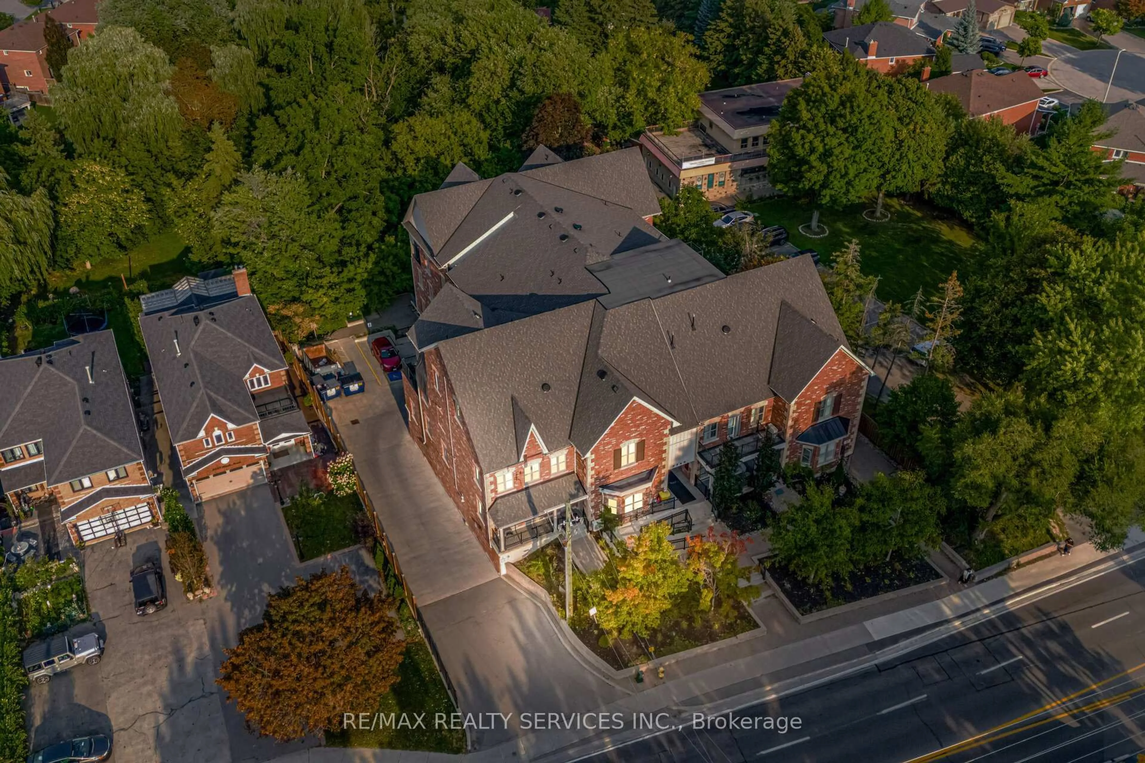 A pic from outside/outdoor area/front of a property/back of a property/a pic from drone, unknown for 9589 Keele St #106, Vaughan Ontario L6A 5M1