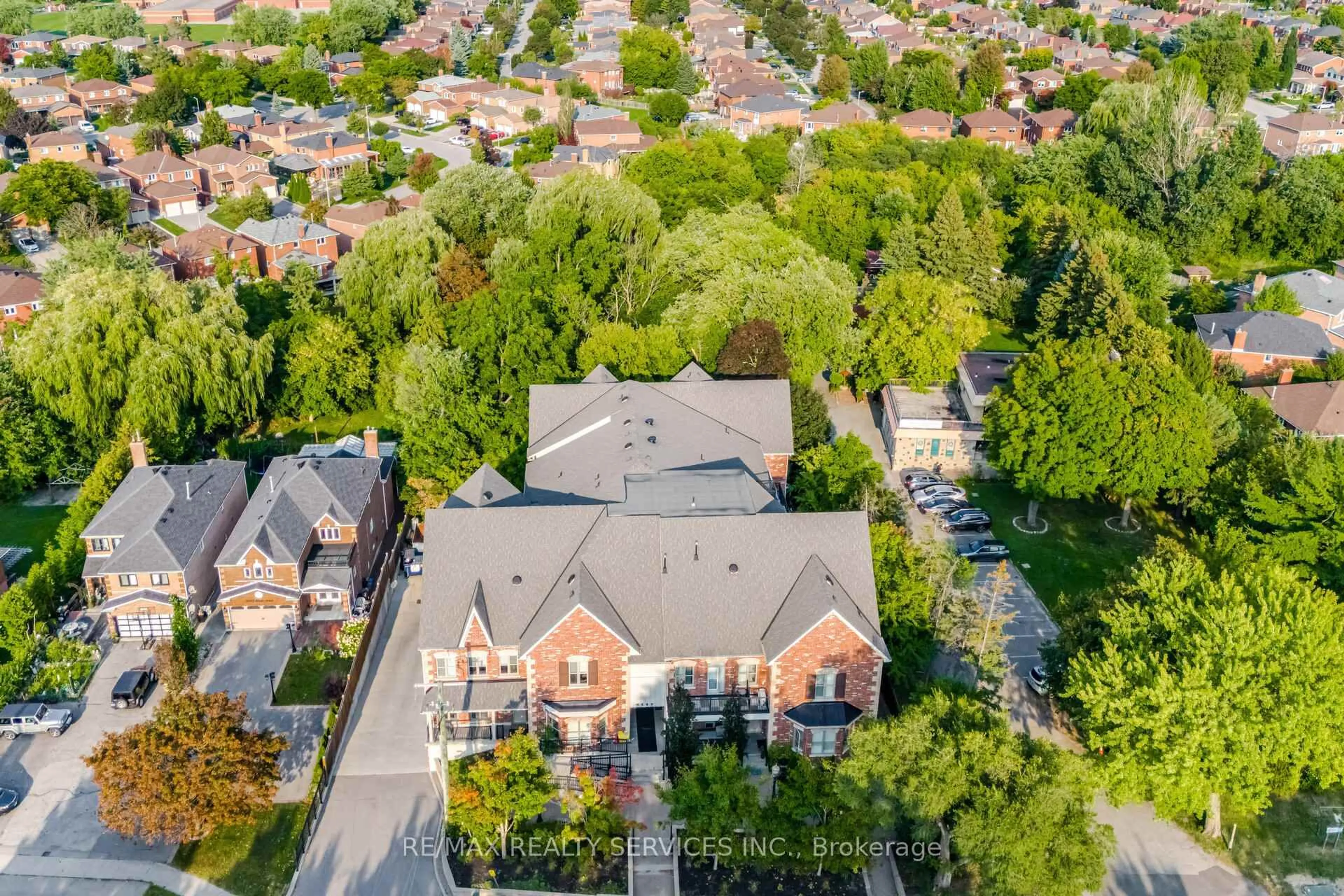 A pic from outside/outdoor area/front of a property/back of a property/a pic from drone, unknown for 9589 Keele St #106, Vaughan Ontario L6A 5M1