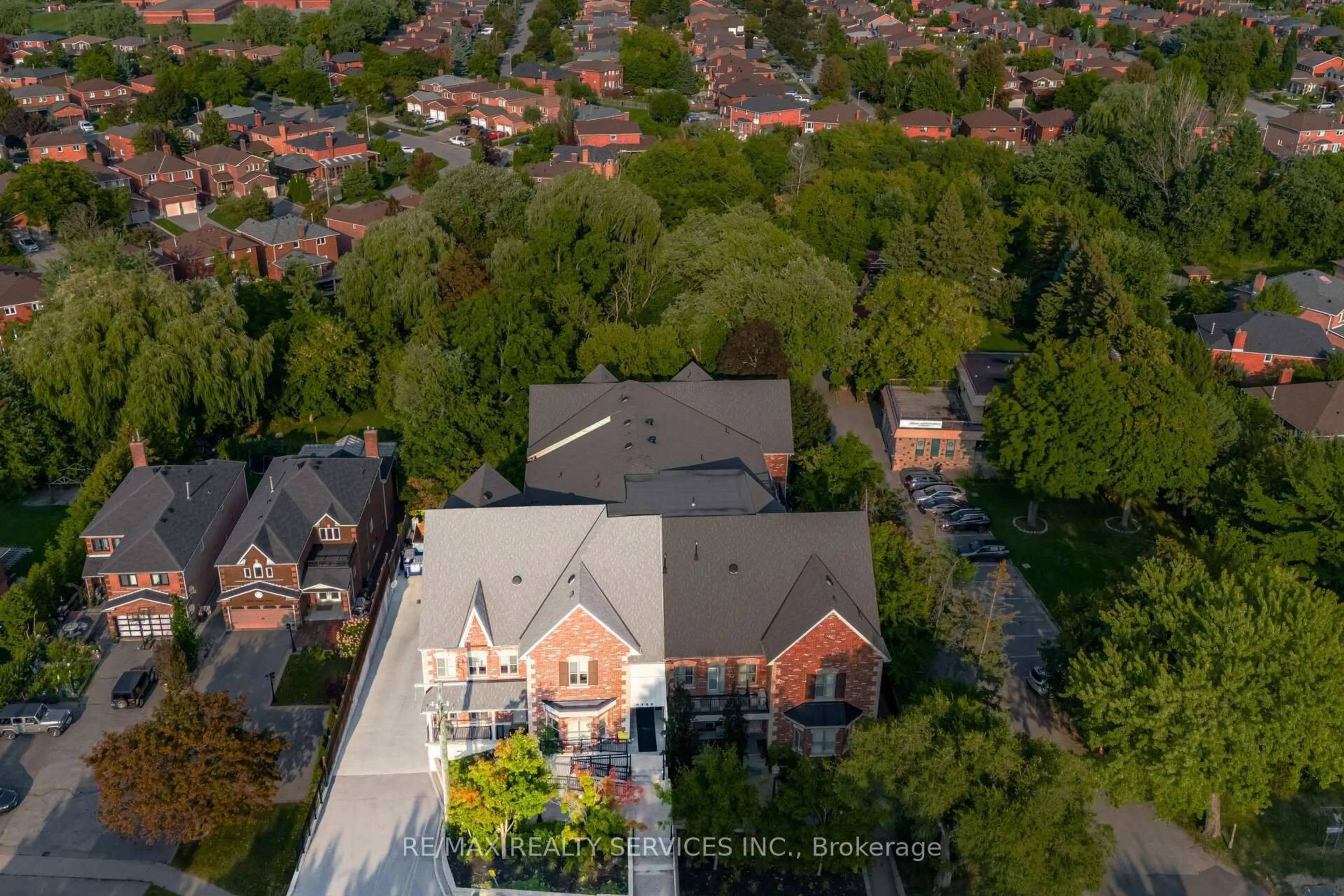 A pic from outside/outdoor area/front of a property/back of a property/a pic from drone, street for 9589 Keele St #106, Vaughan Ontario L6A 5M1