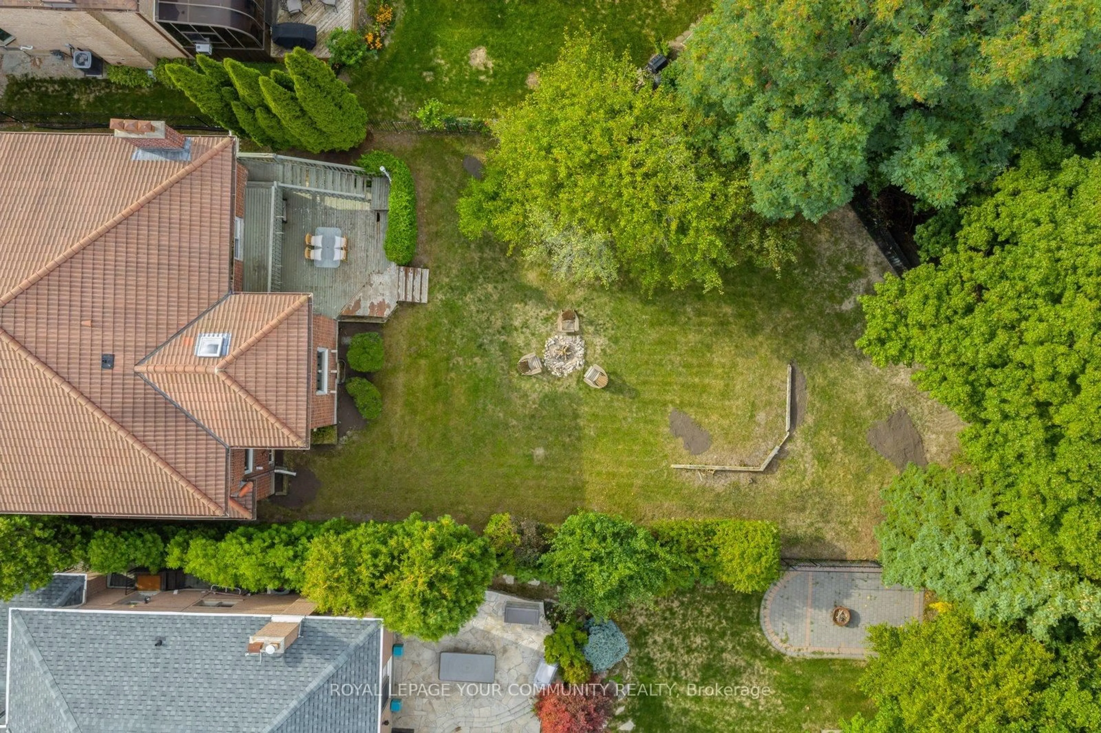 A pic from outside/outdoor area/front of a property/back of a property/a pic from drone, street for 35 Lunau Lane, Markham Ontario L3T 5N1