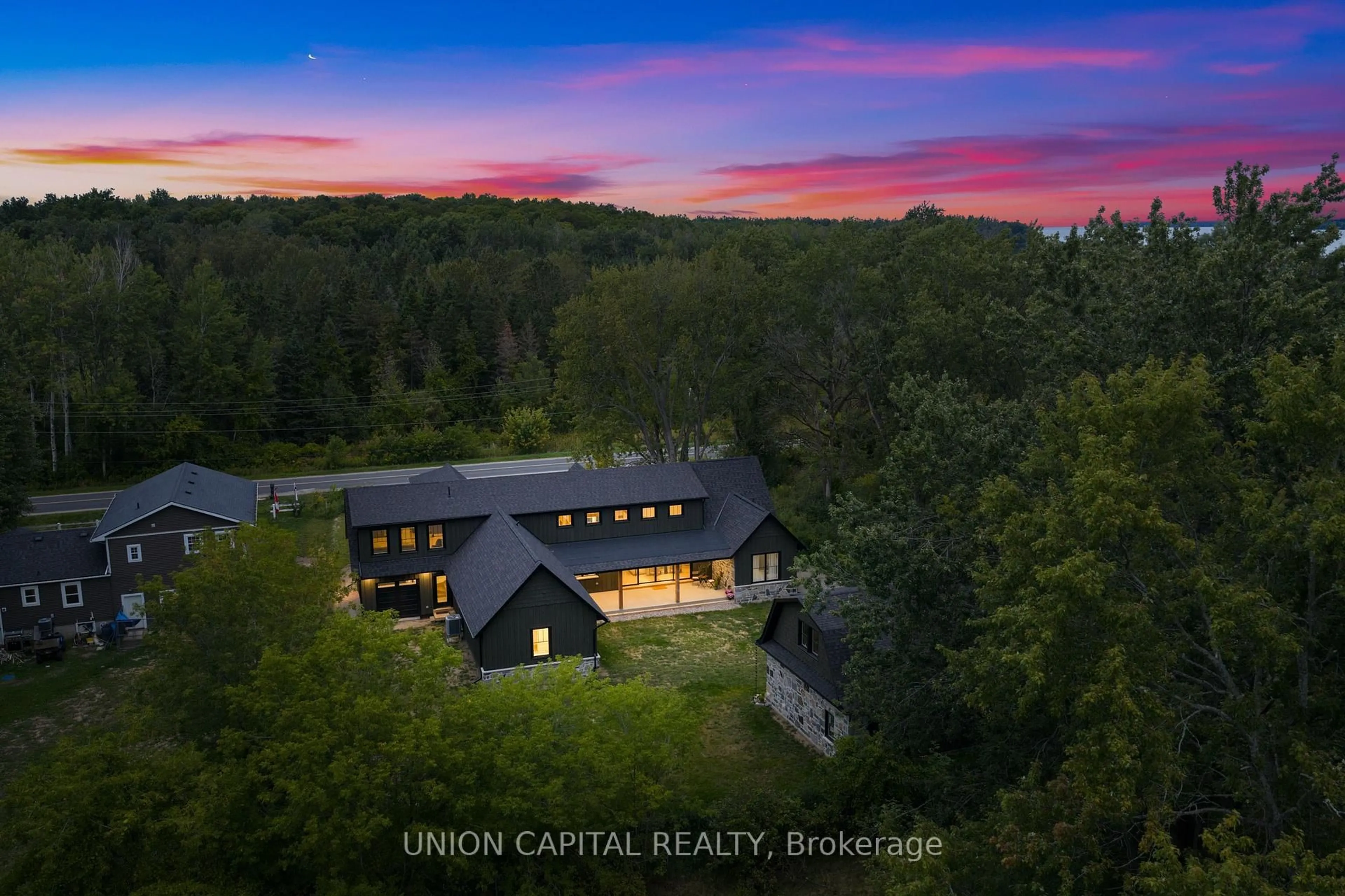 A pic from outside/outdoor area/front of a property/back of a property/a pic from drone, unknown for 1109 2nd Line, Innisfil Ontario L0L 1K0