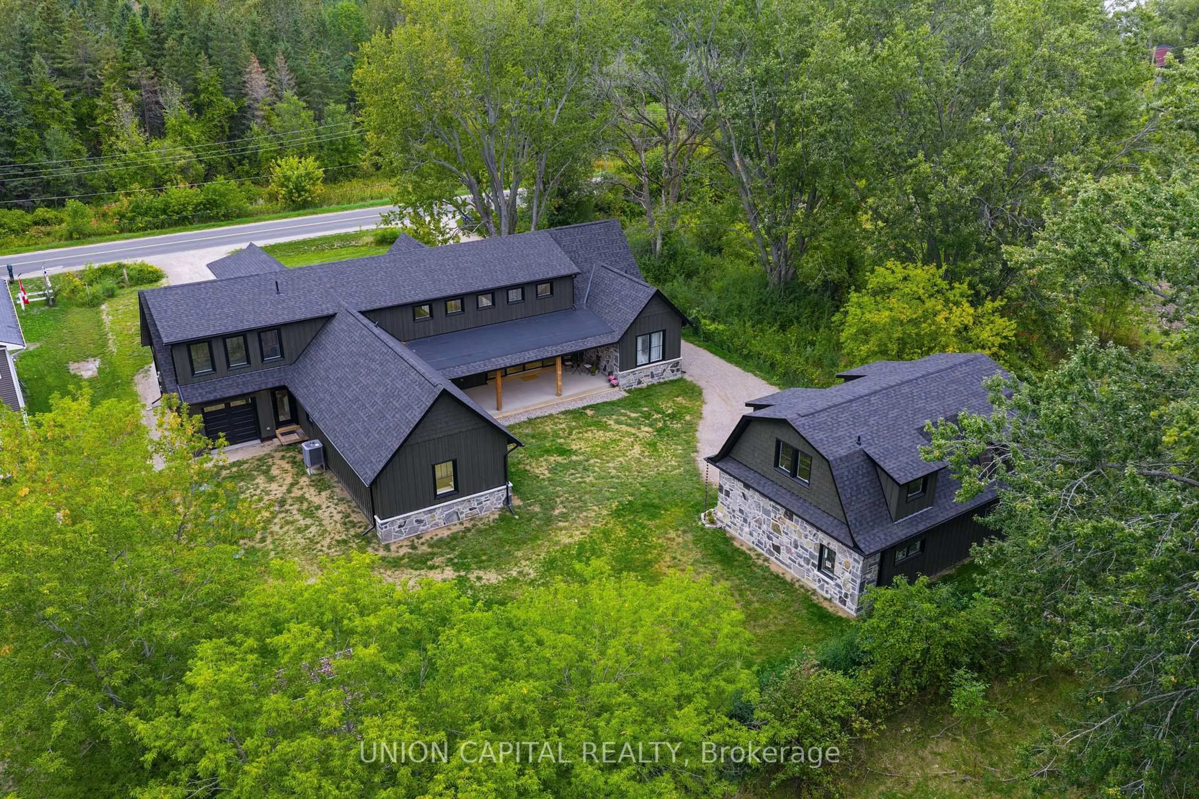 A pic from outside/outdoor area/front of a property/back of a property/a pic from drone, unknown for 1109 2nd Line, Innisfil Ontario L0L 1K0