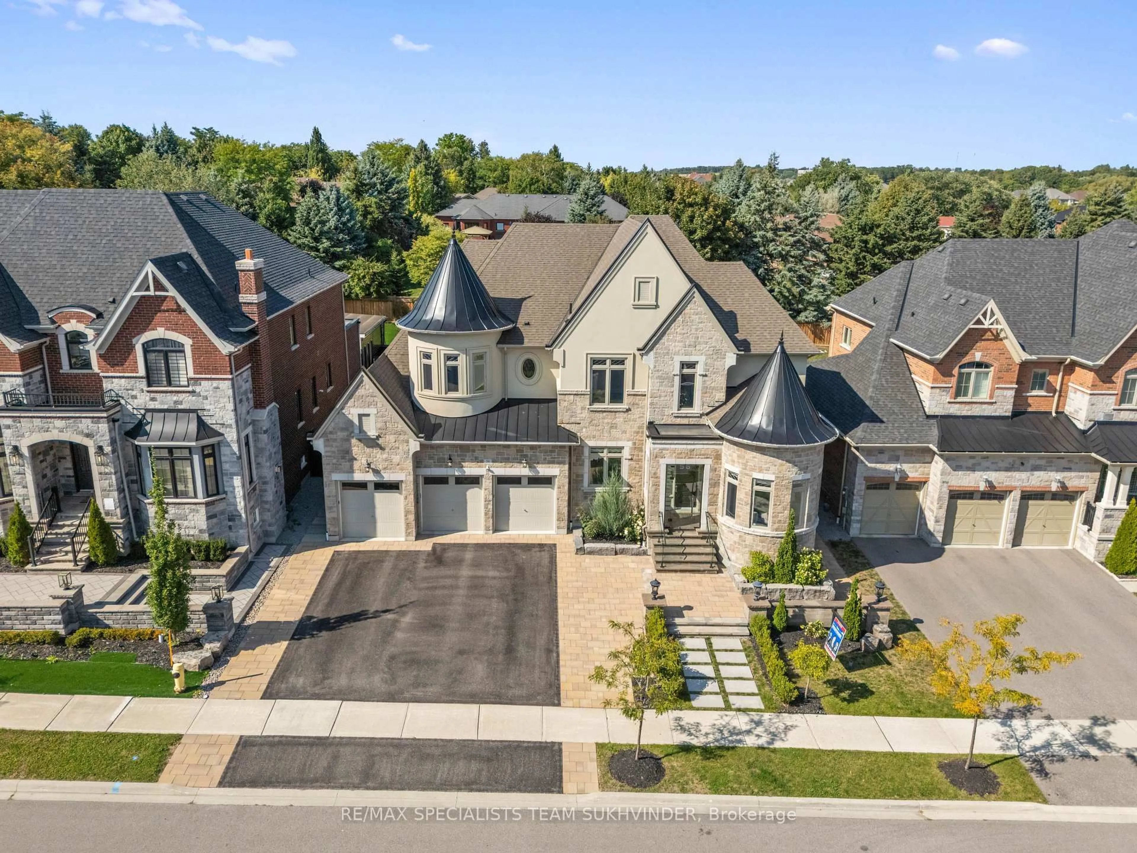 A pic from outside/outdoor area/front of a property/back of a property/a pic from drone, street for 56 Taurus Cres, East Gwillimbury Ontario L9N 0P9