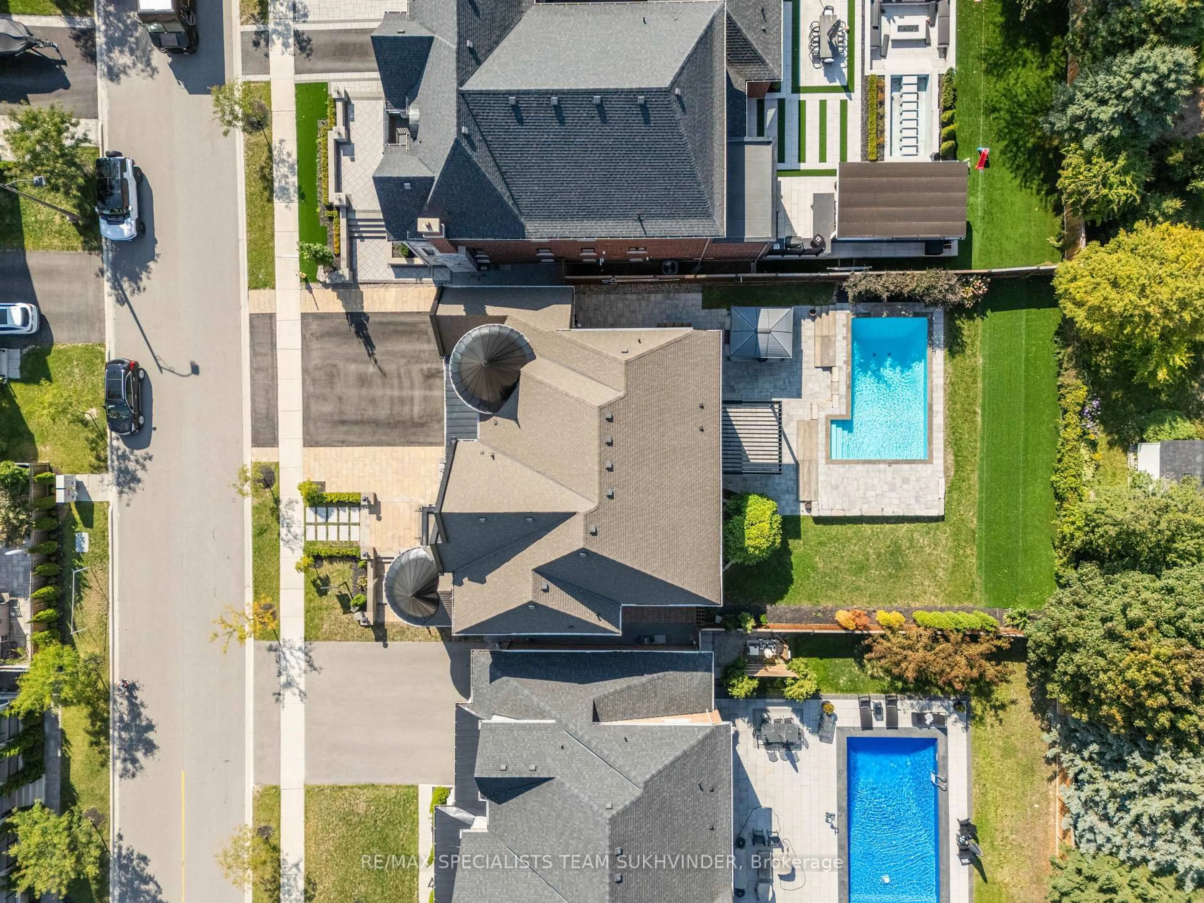 A pic from outside/outdoor area/front of a property/back of a property/a pic from drone, street for 56 Taurus Cres, East Gwillimbury Ontario L9N 0P9