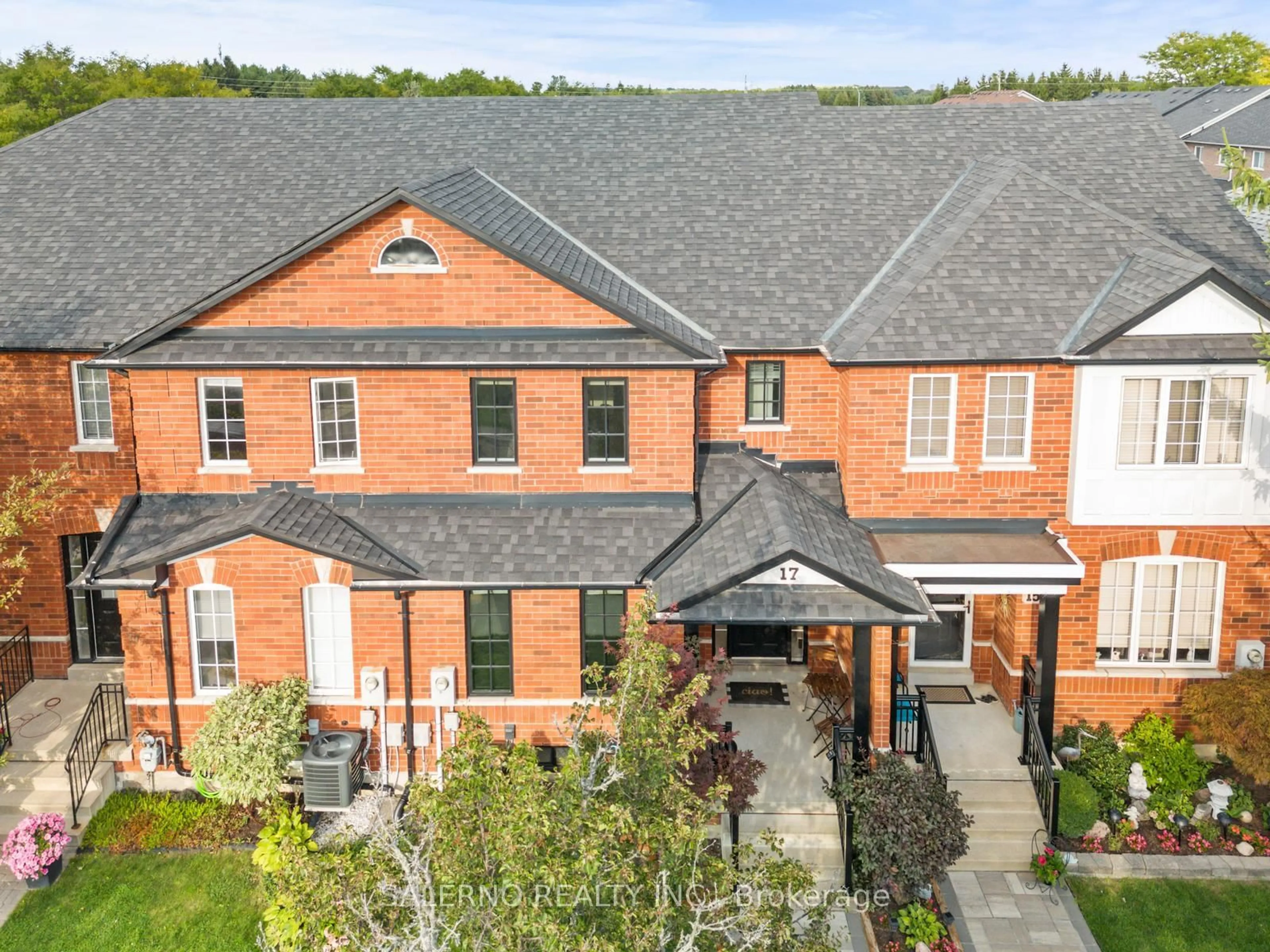 A pic from outside/outdoor area/front of a property/back of a property/a pic from drone, building for 17 Castle Park Blvd, Vaughan Ontario L4H 1V3