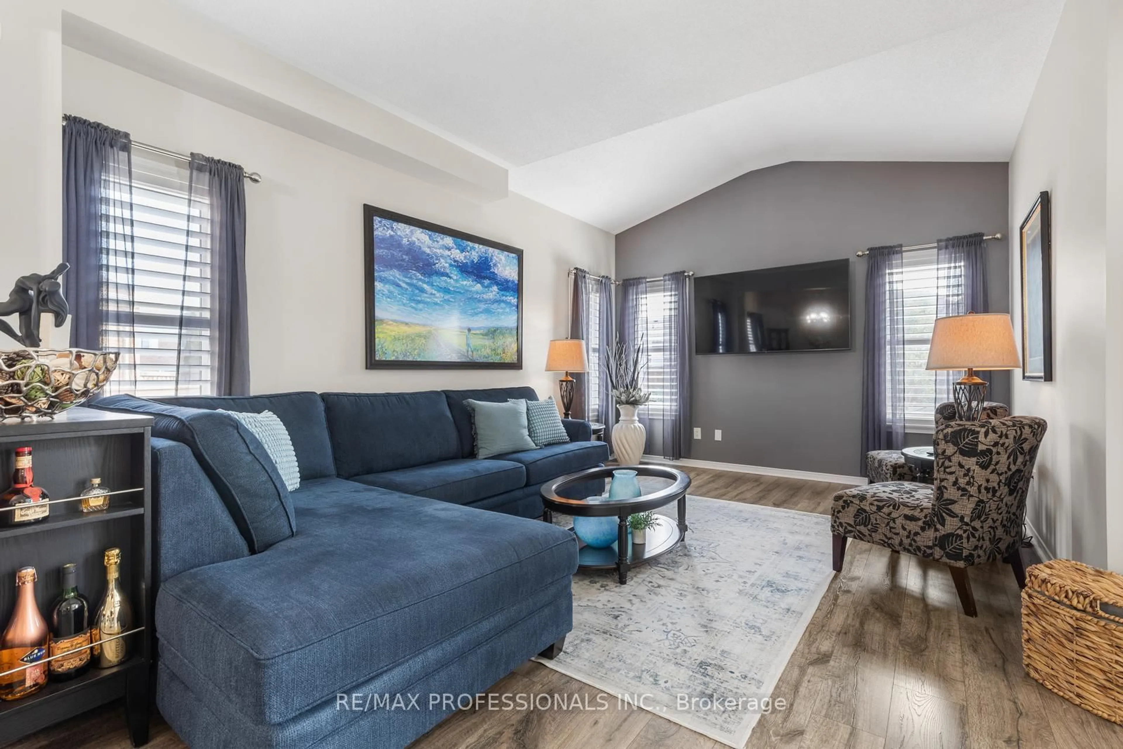 Living room with furniture, unknown for 25 Liberty Cres, Bradford West Gwillimbury Ontario L3Z 0P5