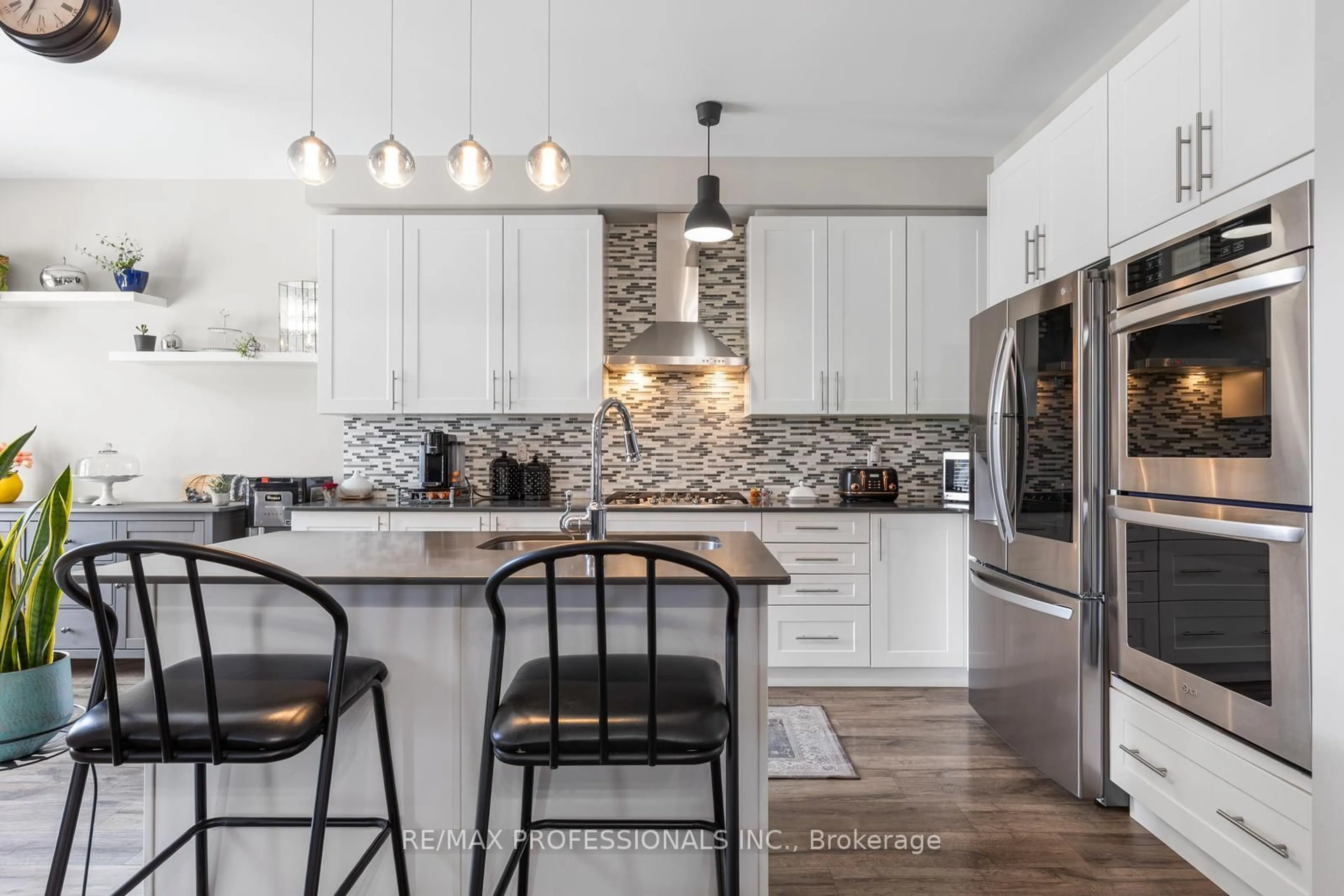 Contemporary kitchen, unknown for 25 Liberty Cres, Bradford West Gwillimbury Ontario L3Z 0P5
