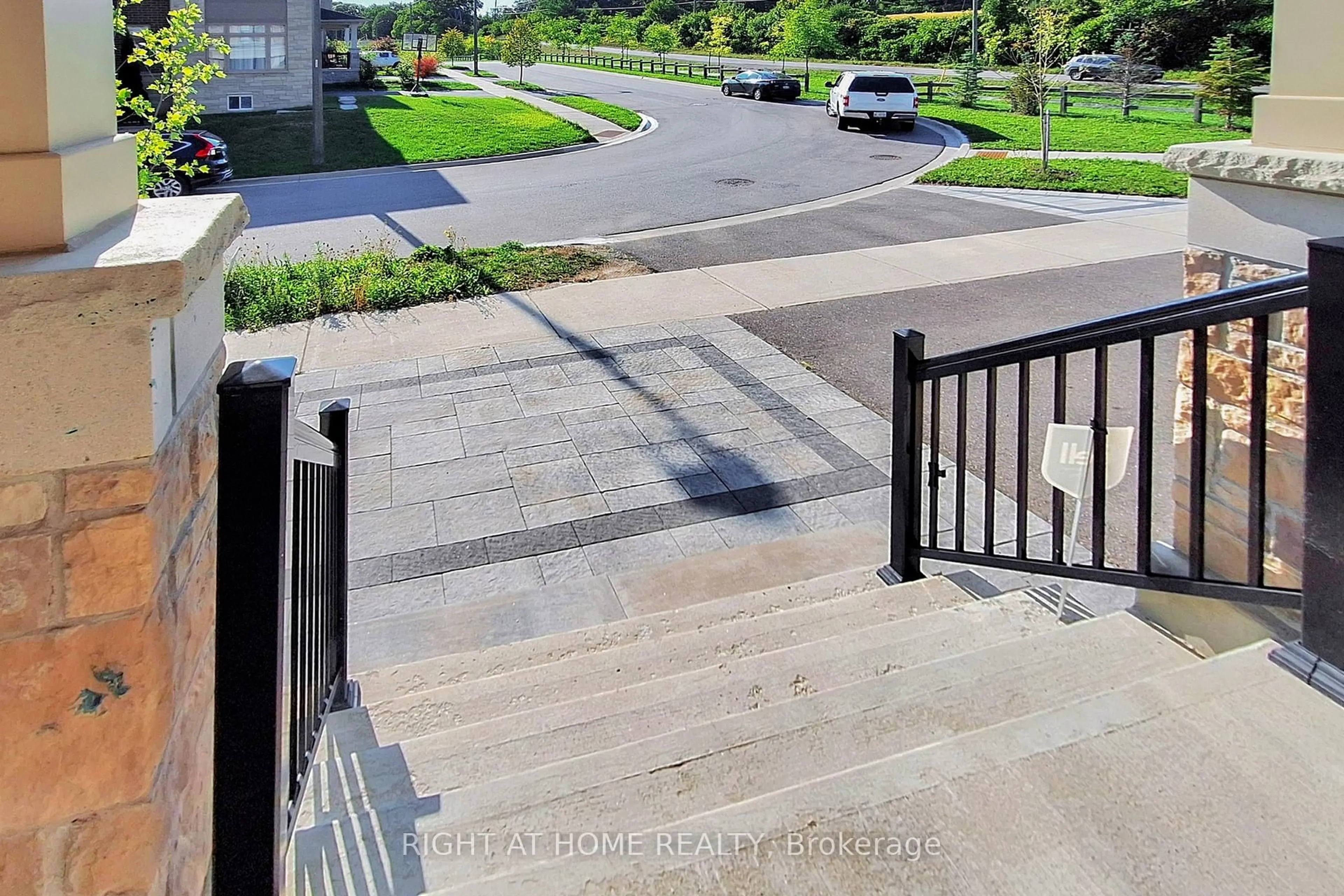 A pic from outside/outdoor area/front of a property/back of a property/a pic from drone, street for 46 Prunella Cres, East Gwillimbury Ontario L9N 0S7