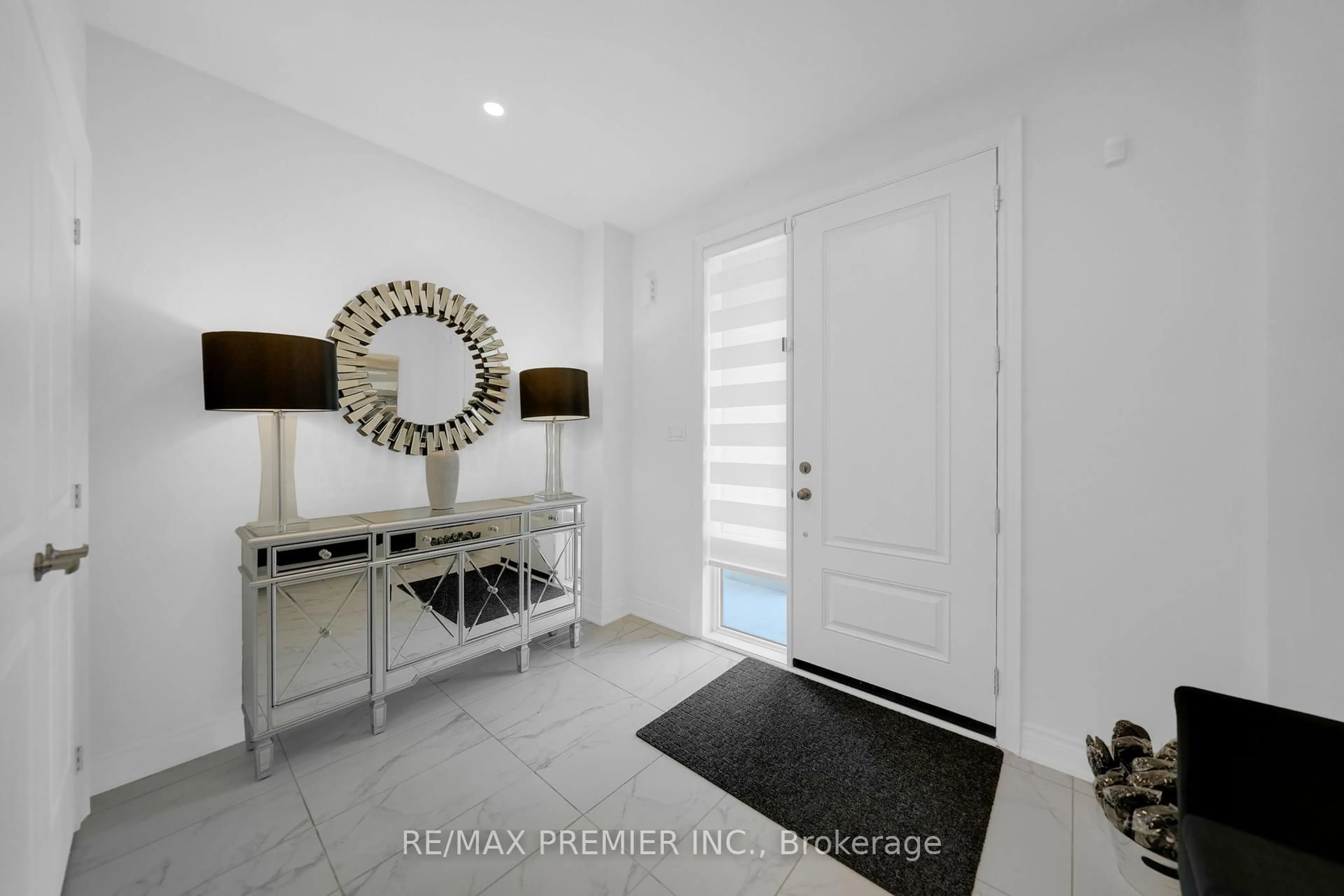 Indoor entryway for 143 Cannes Ave, Vaughan Ontario L4H 5A8