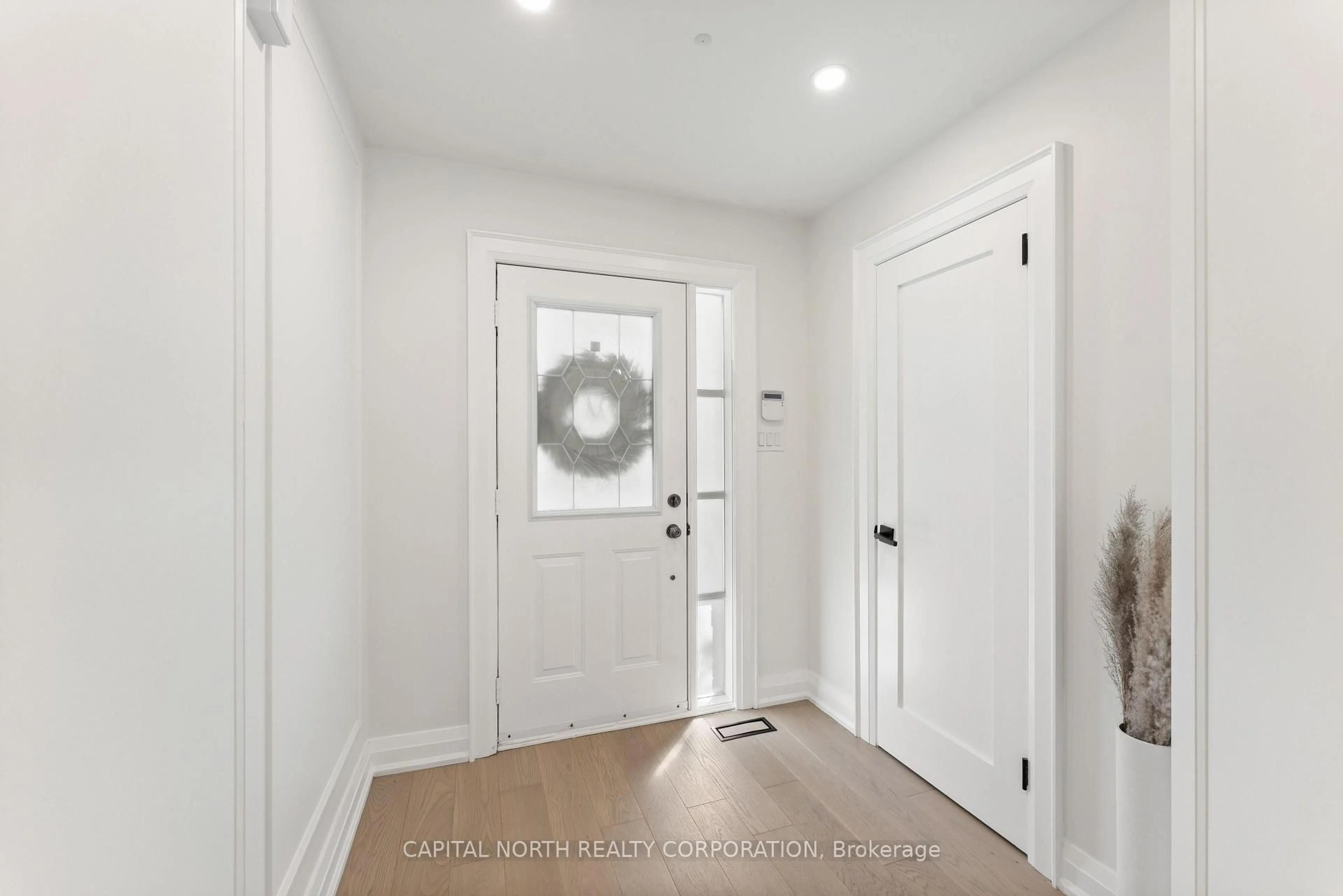 Indoor entryway for 83 Treasure Hill Rd, Vaughan Ontario L6A 0A7