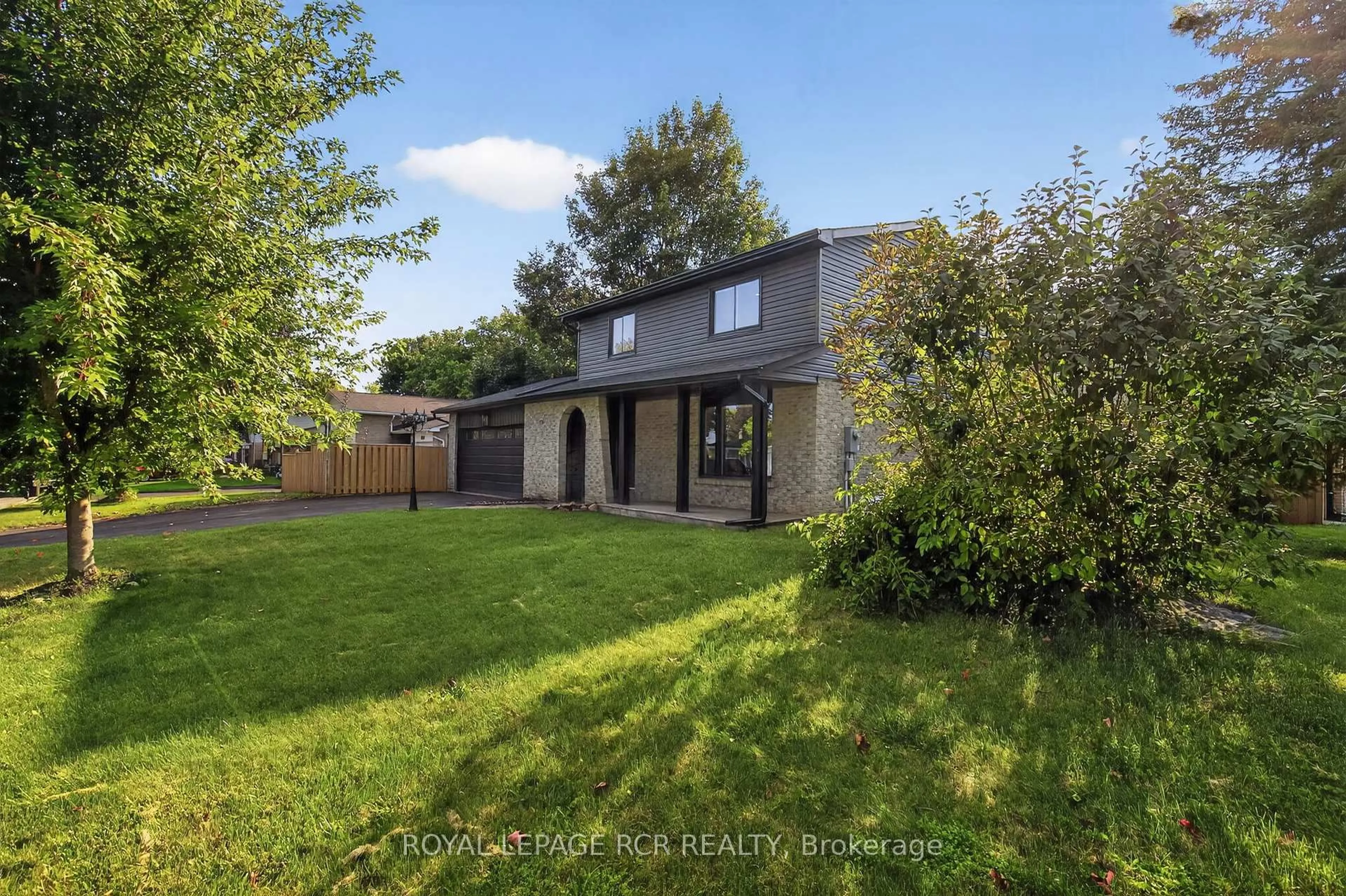 A pic from outside/outdoor area/front of a property/back of a property/a pic from drone, street for 179 Tupper St, New Tecumseth Ontario L9R 1E1