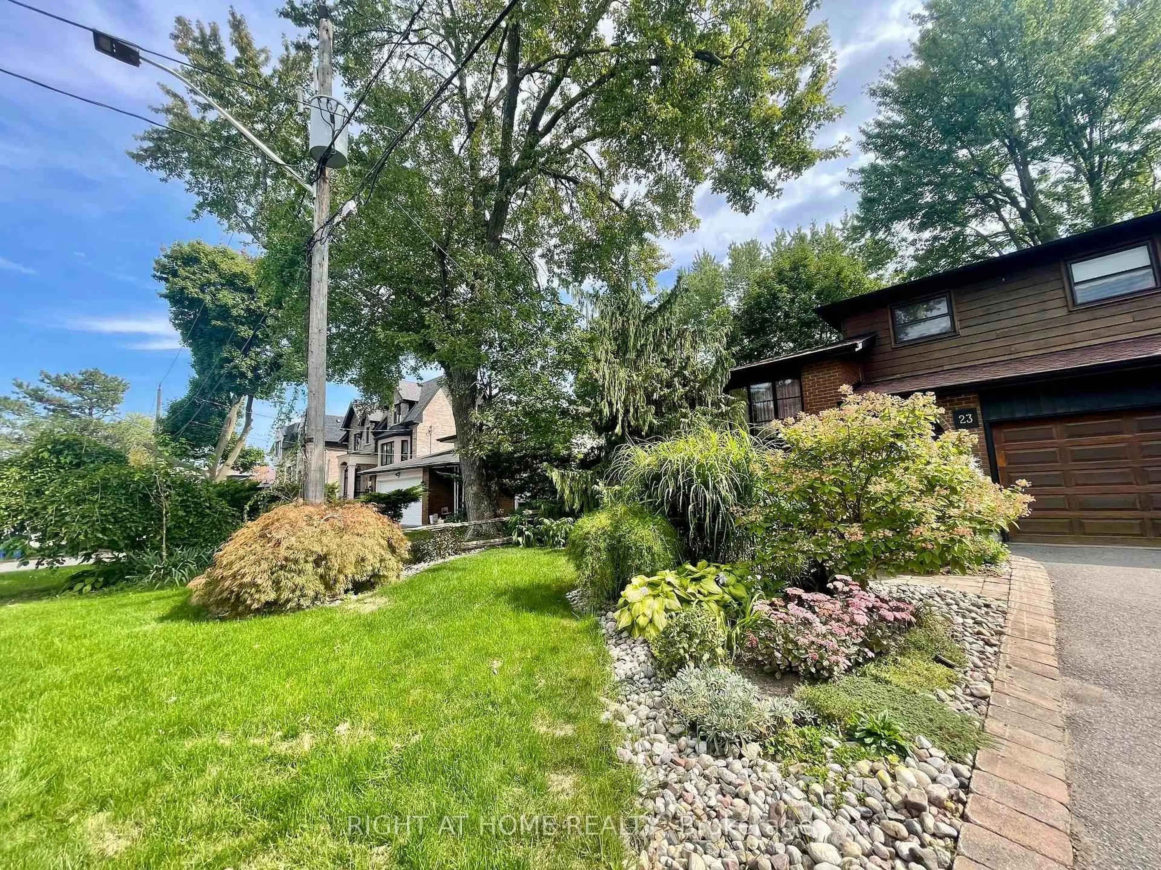 A pic from outside/outdoor area/front of a property/back of a property/a pic from drone, street for 23 Pomander Rd, Markham Ontario L3R 1X5