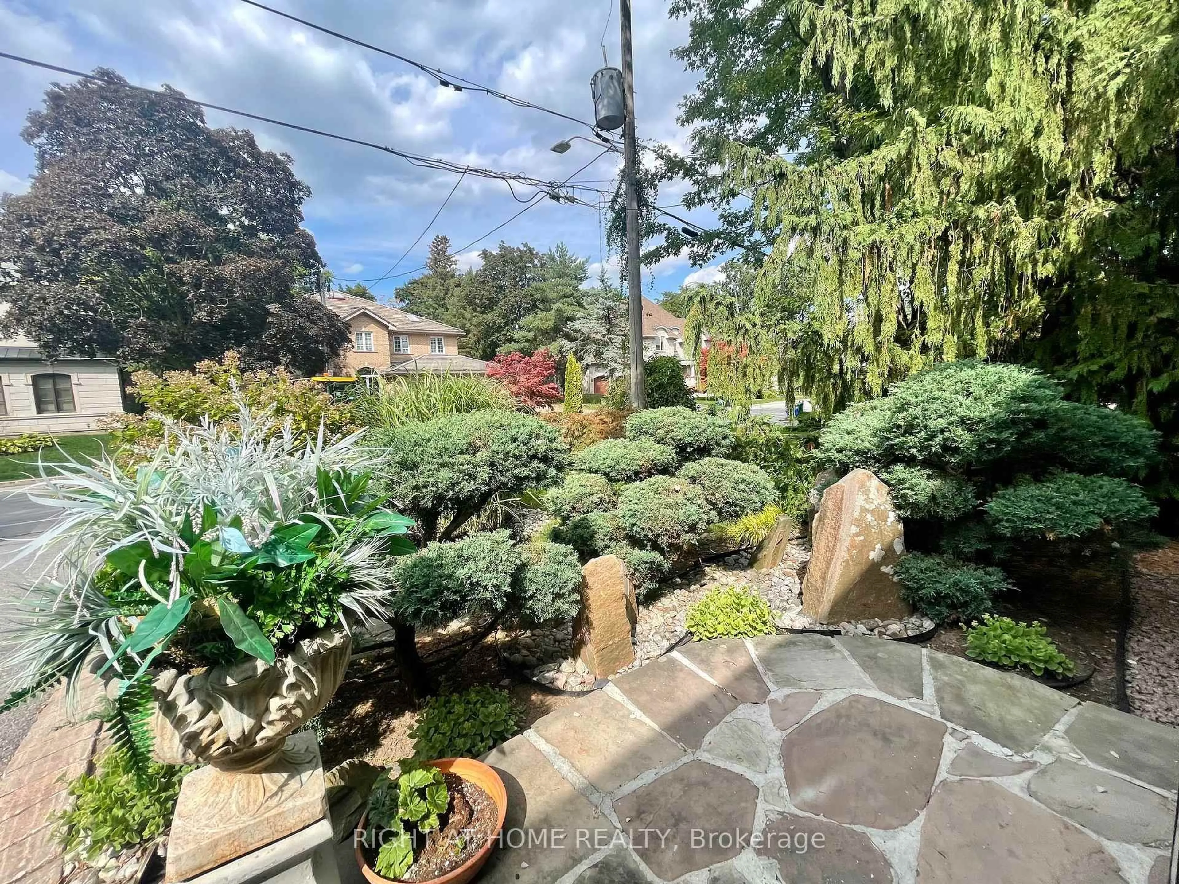 A pic from outside/outdoor area/front of a property/back of a property/a pic from drone, unknown for 23 Pomander Rd, Markham Ontario L3R 1X5