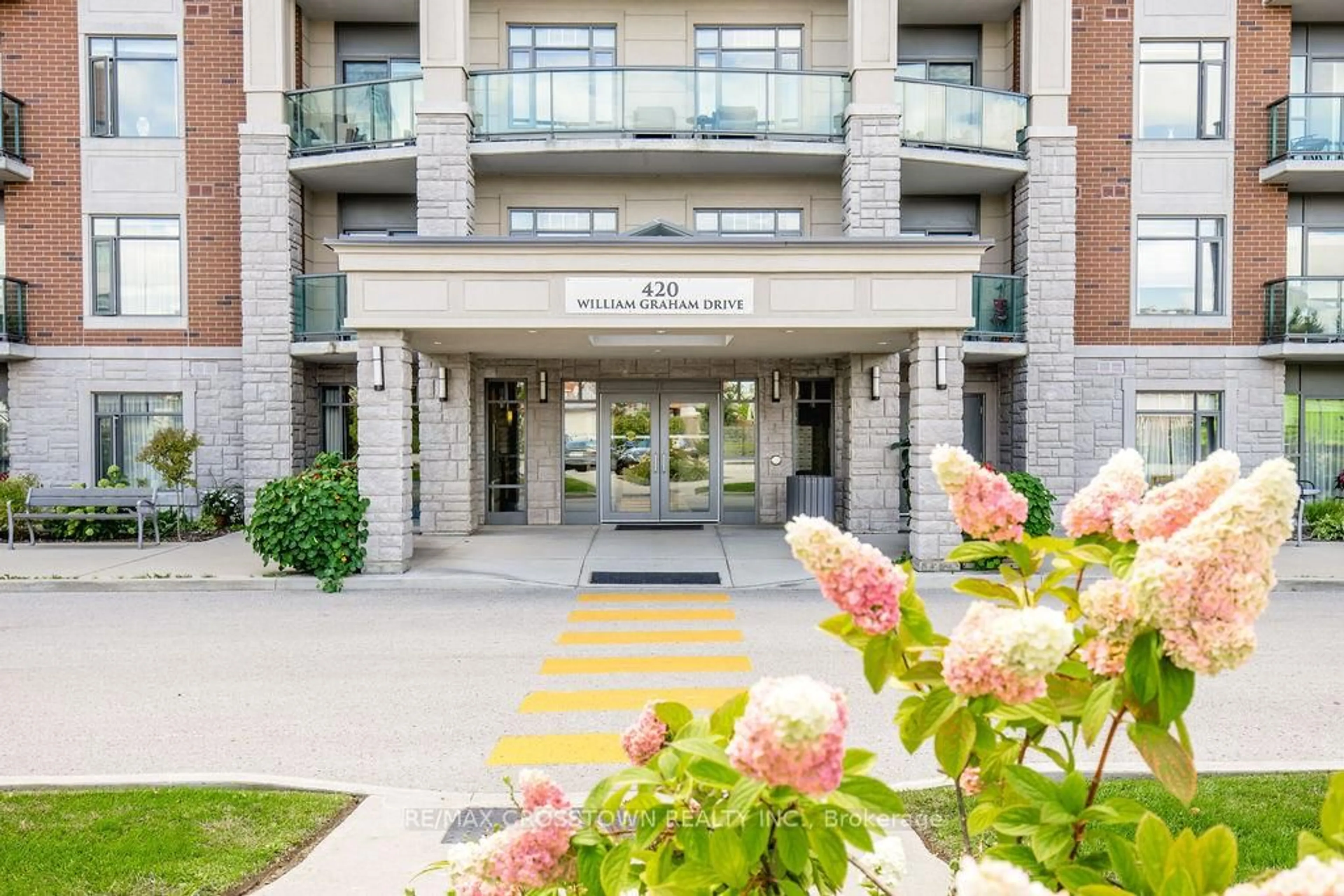 Indoor foyer for 420 William Graham Dr #418, Aurora Ontario L4G 1X4