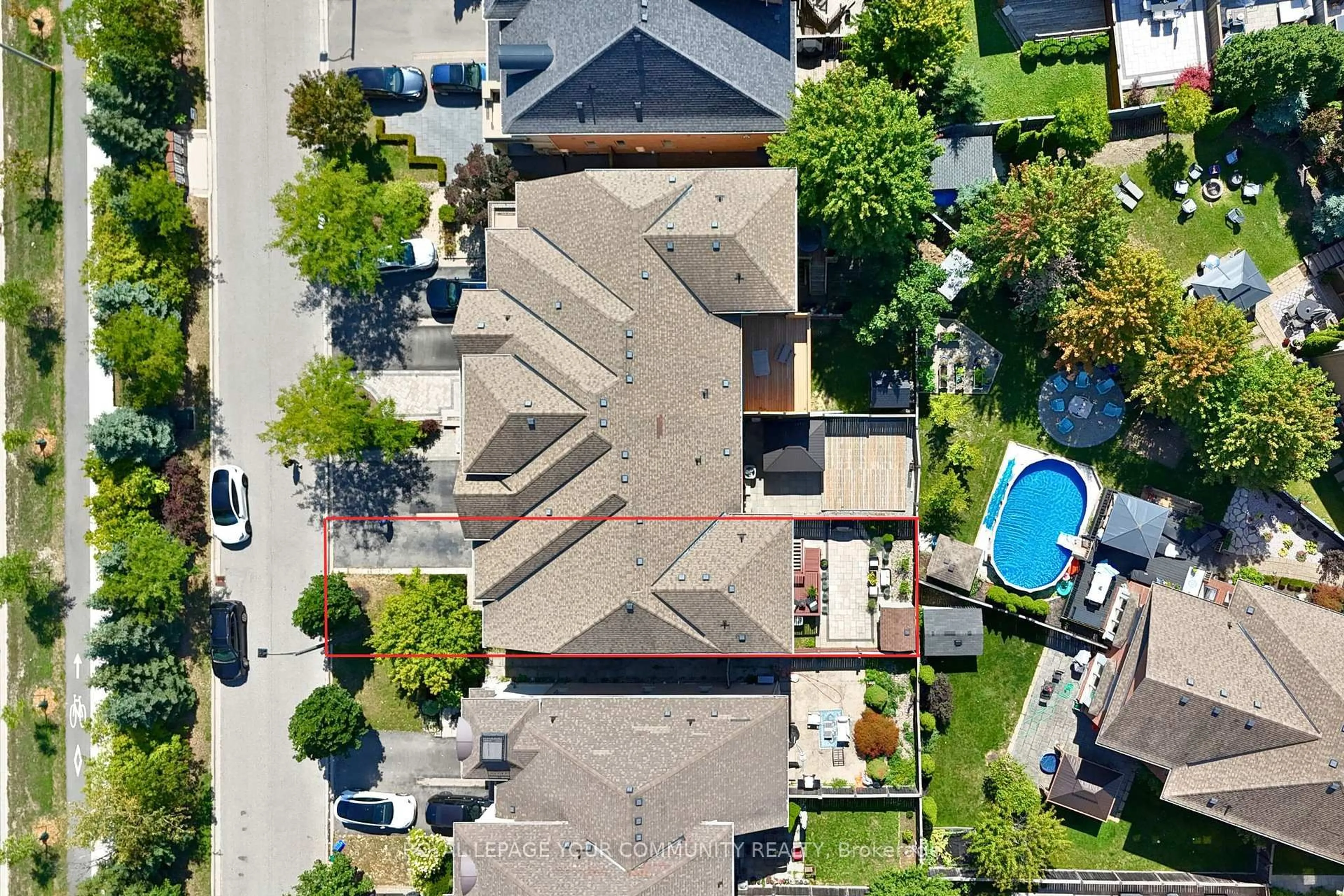 A pic from outside/outdoor area/front of a property/back of a property/a pic from drone, street for 117 Hansard Dr, Vaughan Ontario L4H 0V8