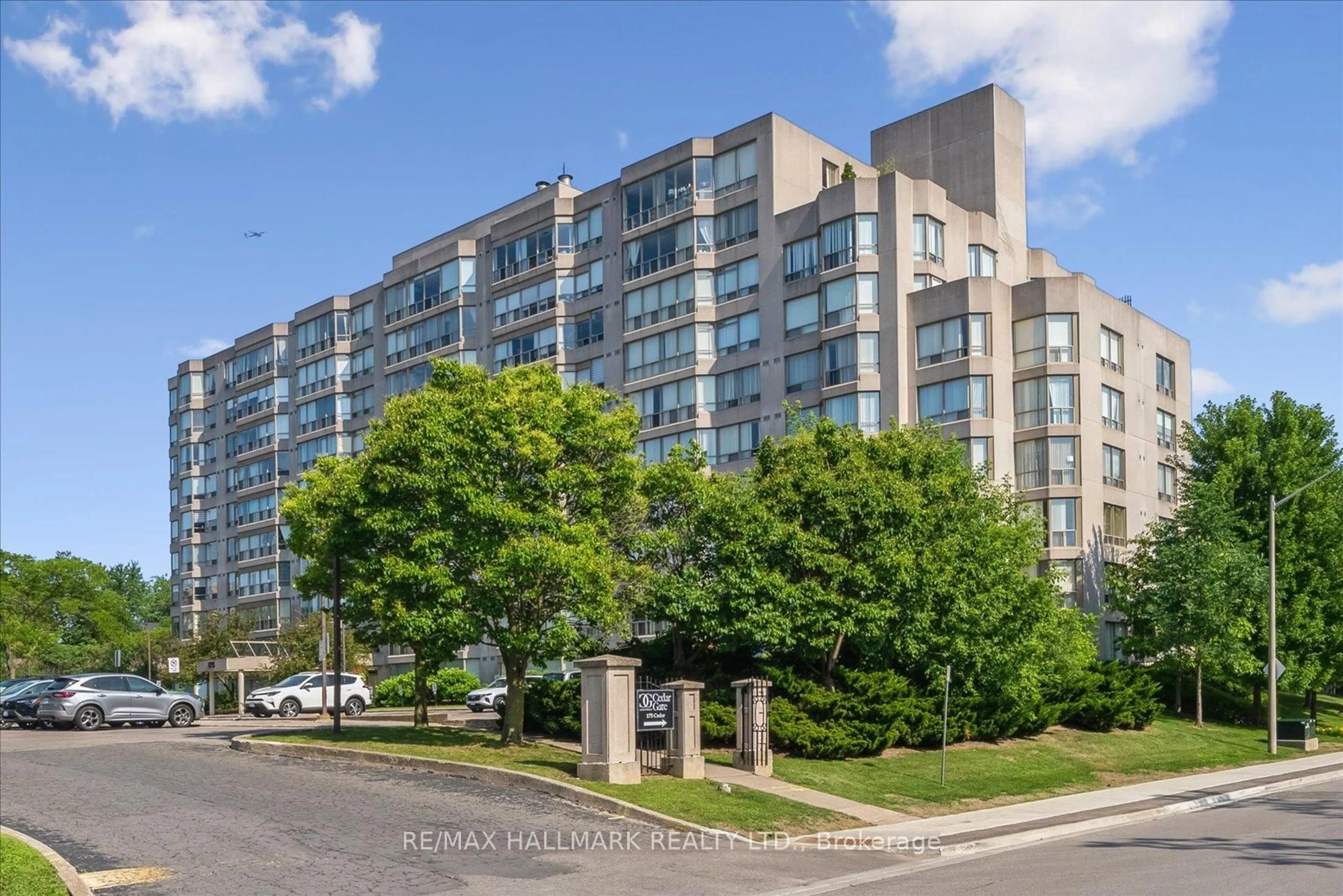 A pic from outside/outdoor area/front of a property/back of a property/a pic from drone, street for 175 Cedar Ave #704, Richmond Hill Ontario L4C 9V3