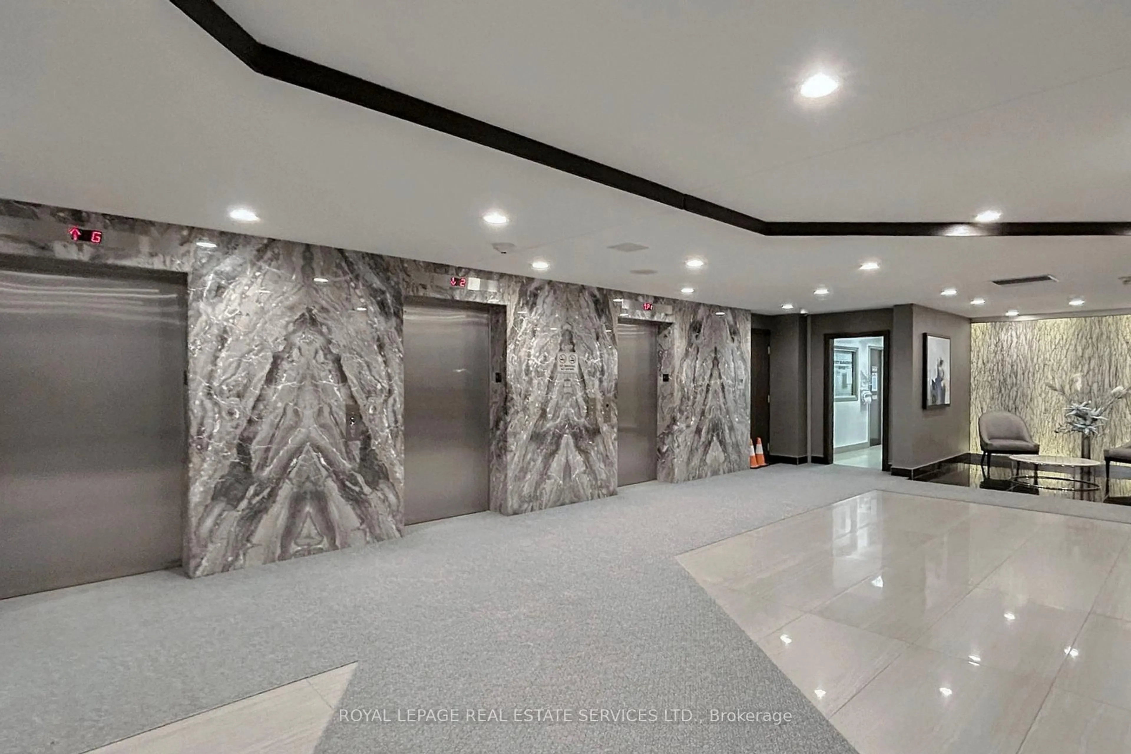 Indoor foyer for 7601 Bathurst St #1201, Vaughan Ontario L4J 4H5
