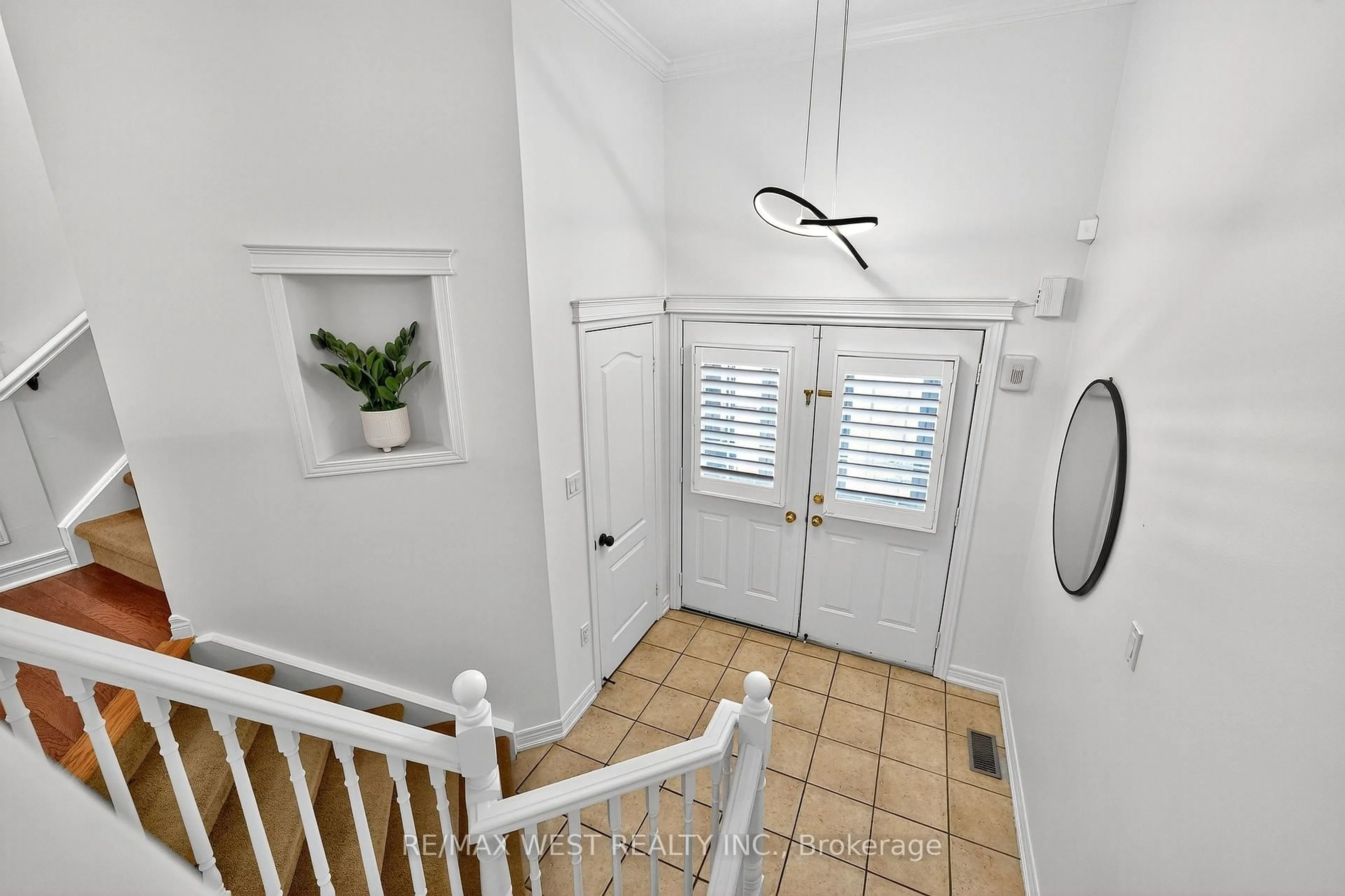 Indoor entryway for 26 Highland Terr, Bradford West Gwillimbury Ontario L3Z 3E8