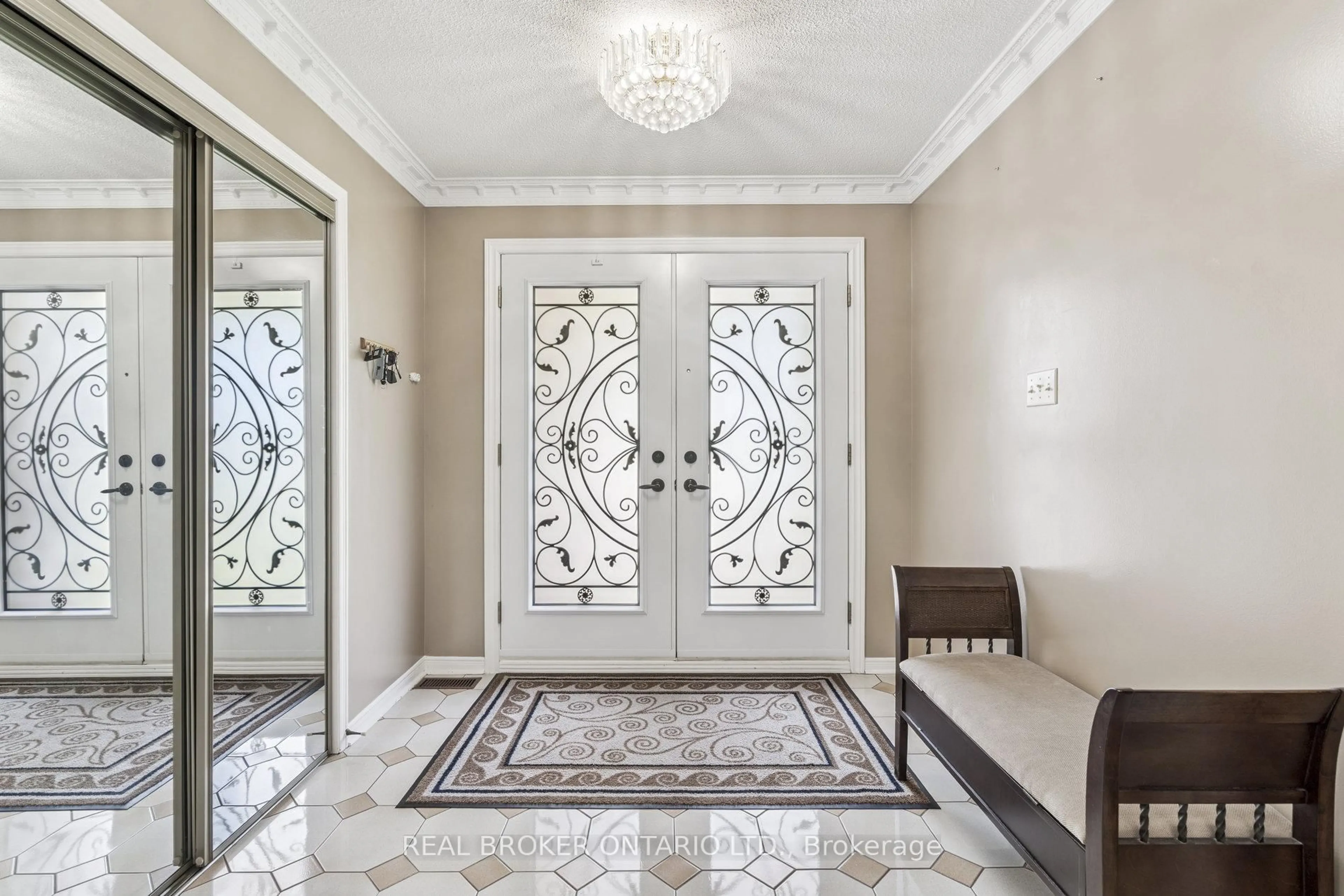 Indoor entryway for 435 Aberdeen Ave, Vaughan Ontario L4L 5J4