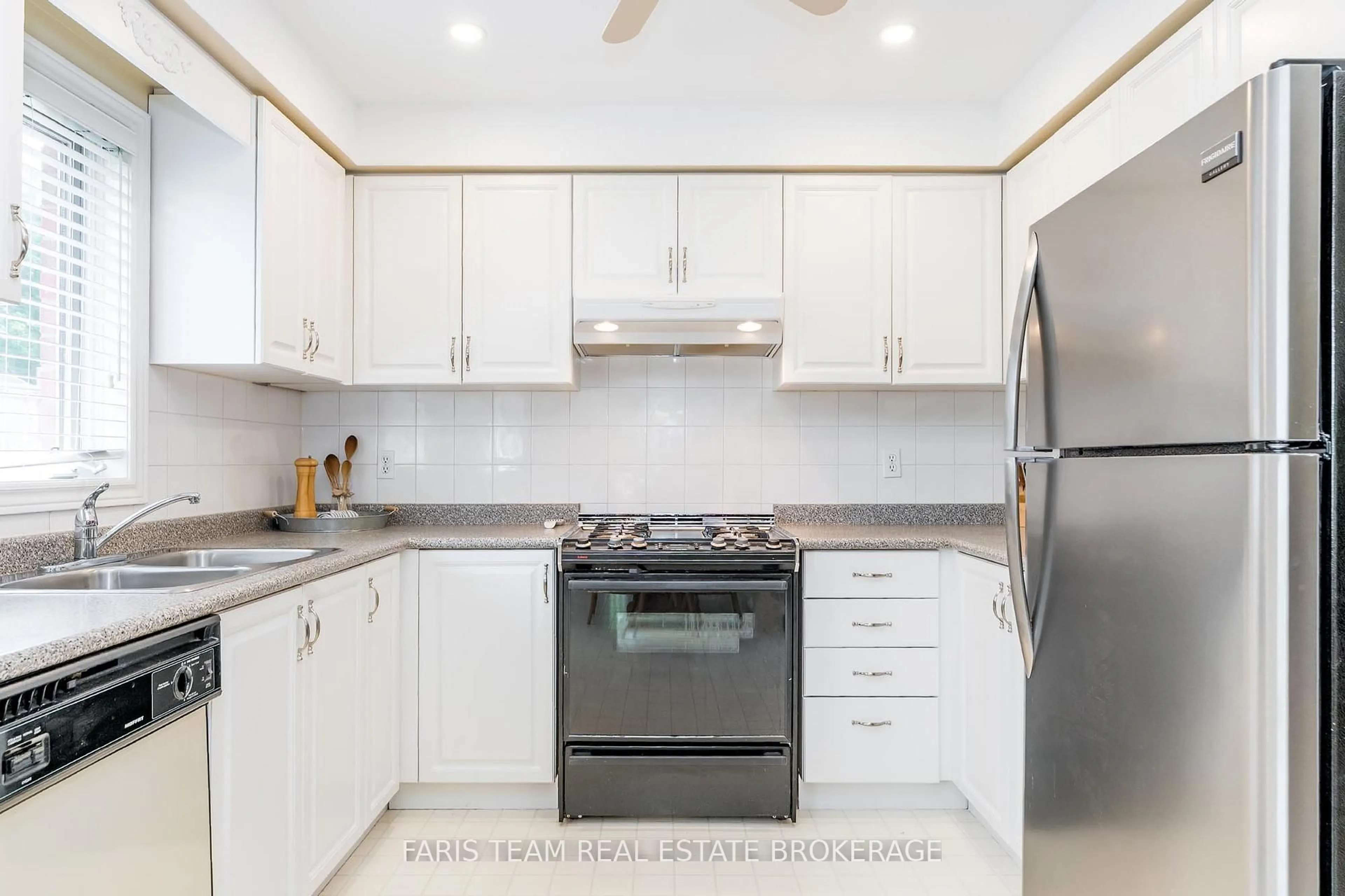Standard kitchen, ceramic/tile floor for 190 Bowerman Blvd, New Tecumseth Ontario L9R 1N9