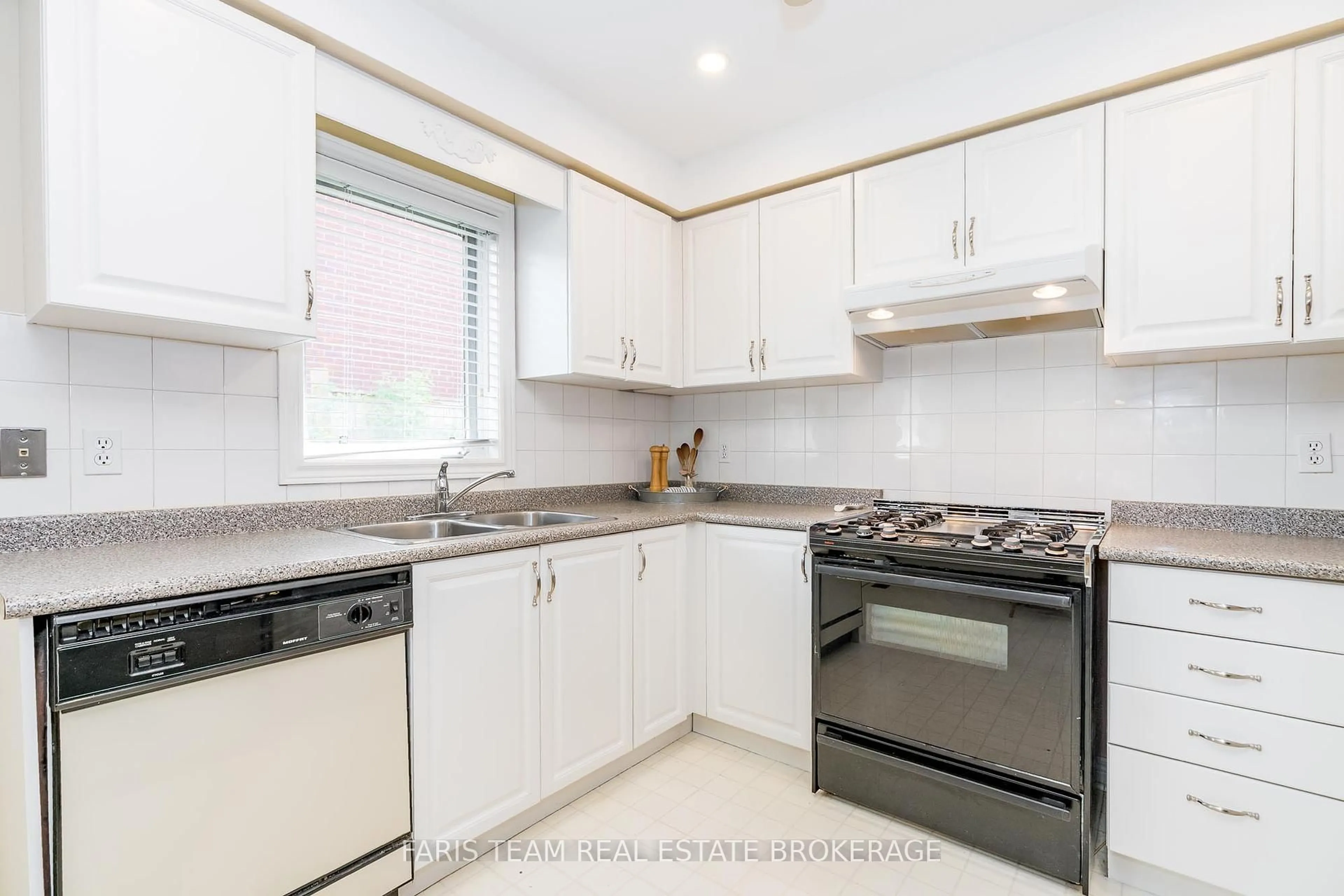 Standard kitchen, unknown for 190 Bowerman Blvd, New Tecumseth Ontario L9R 1N9