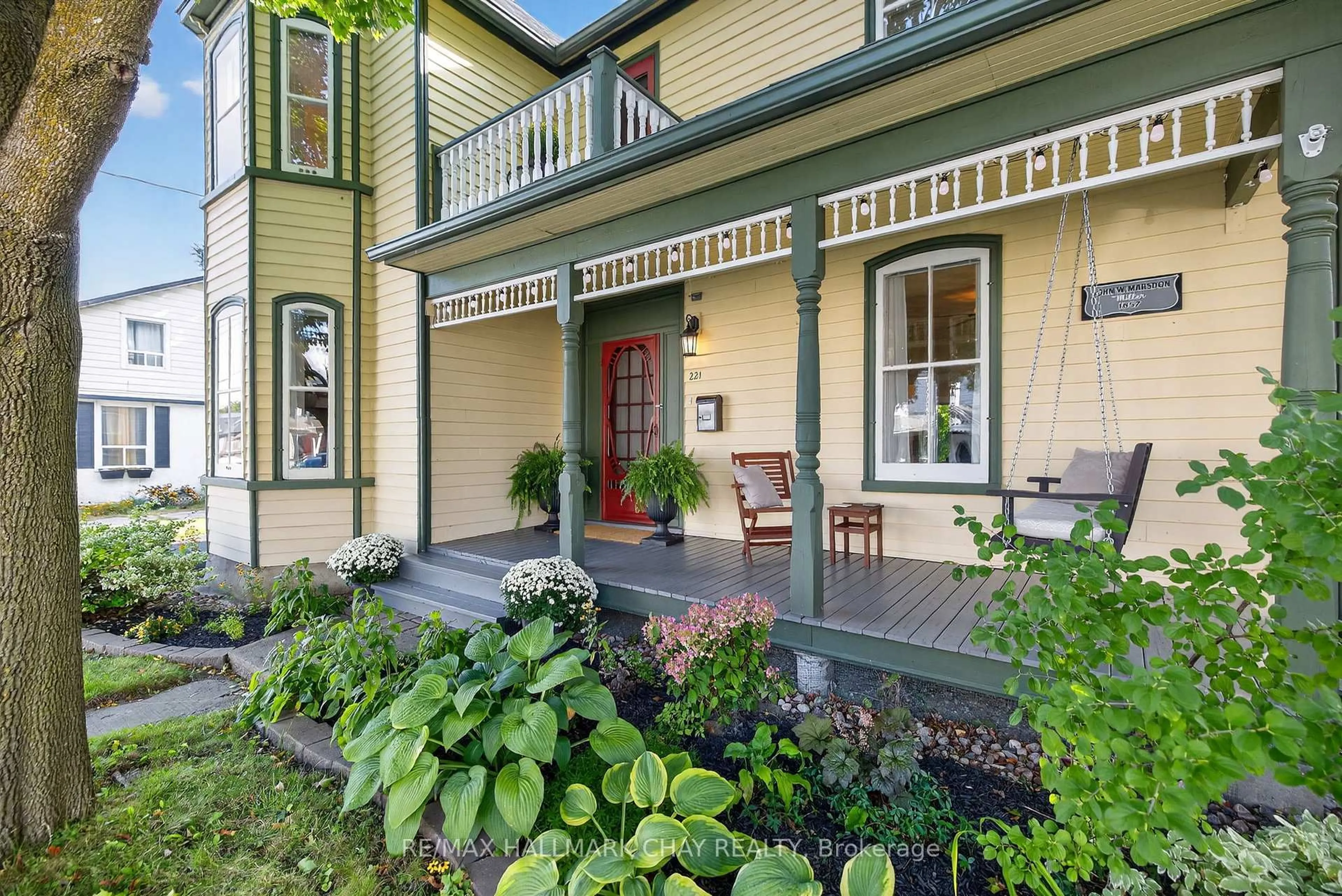Patio, street for 221 Prospect St, Newmarket Ontario L3Y 3T8