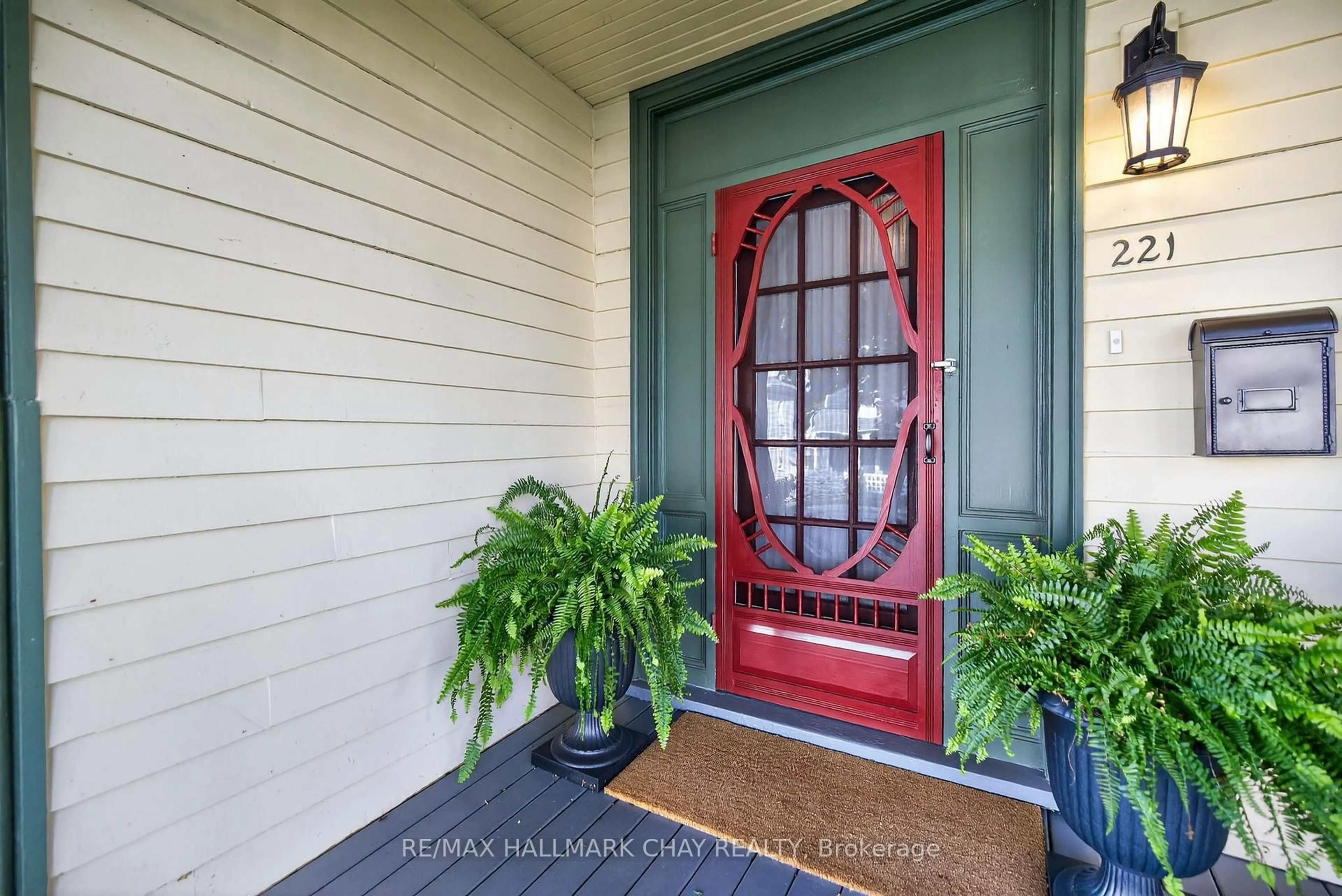 Indoor entryway for 221 Prospect St, Newmarket Ontario L3Y 3T8
