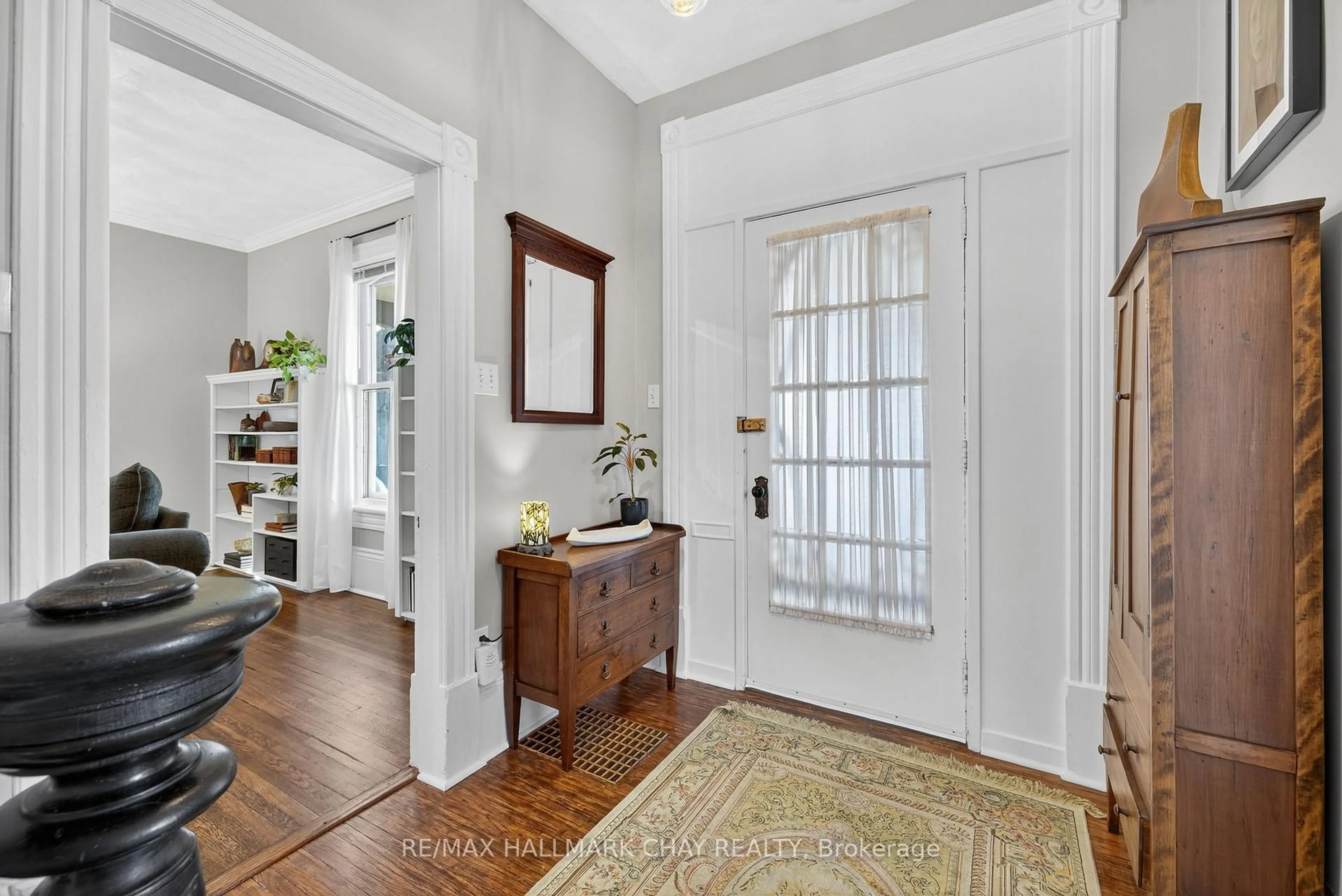 Indoor entryway for 221 Prospect St, Newmarket Ontario L3Y 3T8