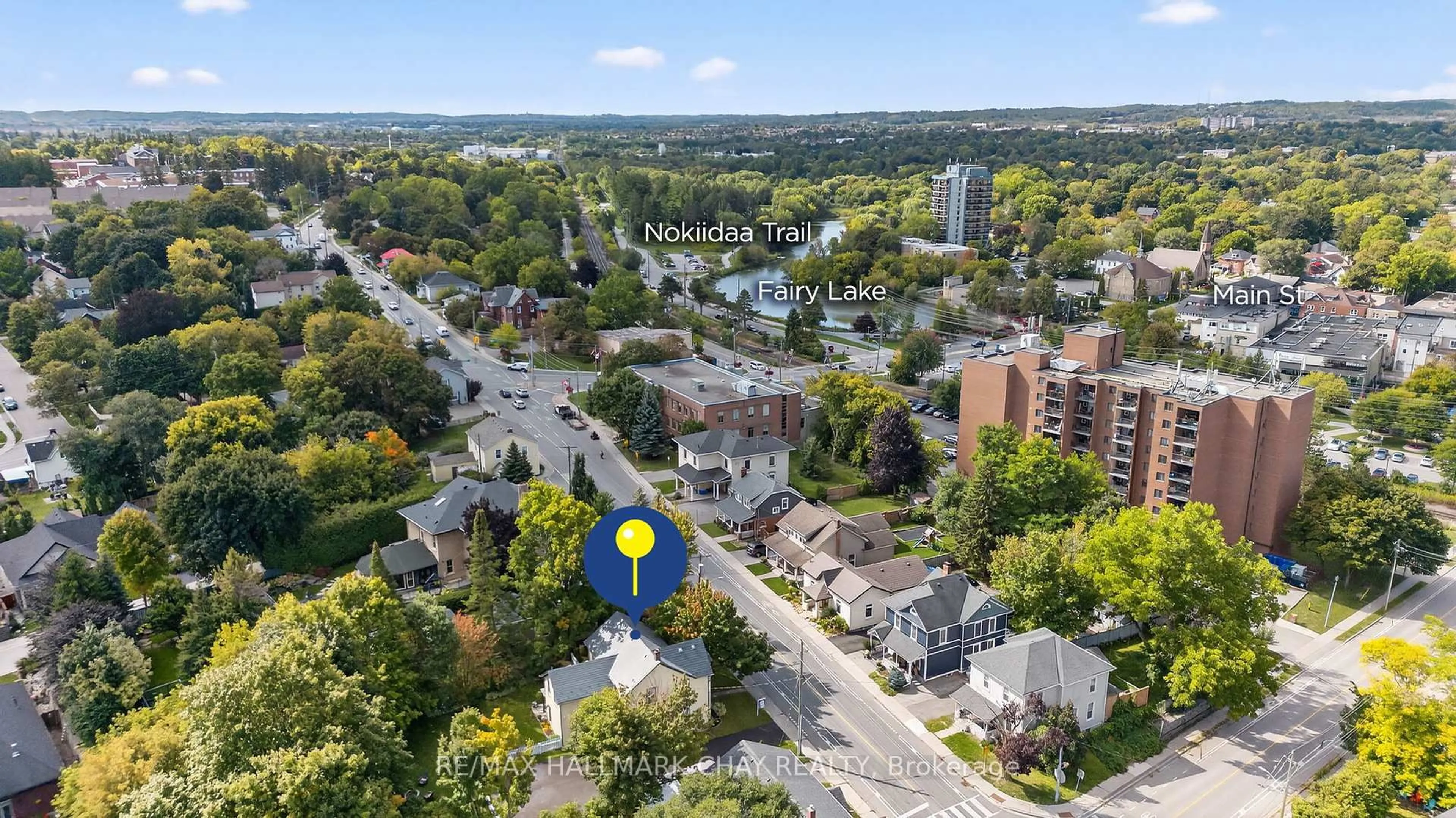 A pic from outside/outdoor area/front of a property/back of a property/a pic from drone, city buildings view from balcony for 221 Prospect St, Newmarket Ontario L3Y 3T8